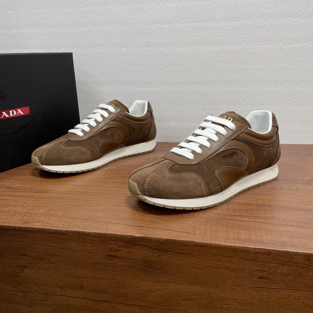NO:745256,Prada men's new leather splicing casual sports shoes. This sports shoe is made of imported calfskin and suede cow leather. It is decorated with an embossed logo on the outside and a silk-screened gold logo on the tongue. The whole pair of shoes has smooth lines and geometric three-dimensional tailoring. The style is simple and elegant, fashionable and trendy. It is equipped with a fabric cowhide mixed lining and cowhide foot pads, which makes the upper foot particularly comfortable and enjoyable. The rubber combination outsole, two-color design, the sole is decorated with triangular logo particles, non-slip and wear-resistant, ultra-light and super foot-protective. It is worth having.  Comes with original box and dust bag!  Code number 39-40-41-42-43-44 Standard leather shoe code (38/45 customized, non-refundable) Item number 2E6456 leather khaki, prada, sneakers, cowhide19860909Prada 男士新款皮革拼接休闲运动鞋 这款运动鞋臻选进口小牛皮和绒面牛皮革打造,外侧饰以压纹logo标识,鞋舌丝印金色logo徽标,整双鞋子线条流畅,几何立体剪裁,款式简约大气,时尚潮品,搭配织物牛皮混合内里,牛皮脚垫,上脚特别舒适和享受.橡胶组合大底,双色设计,鞋底饰以三角徽标颗粒,防滑耐磨,超轻超护脚,值得拥有. 配原盒包装防尘袋！ 码数39-40-41-42-43-44 标准皮鞋码（38/45定做不退换） 货号2E6456拼皮 卡其,,prada,sneakers,cowhide,Men's shoes