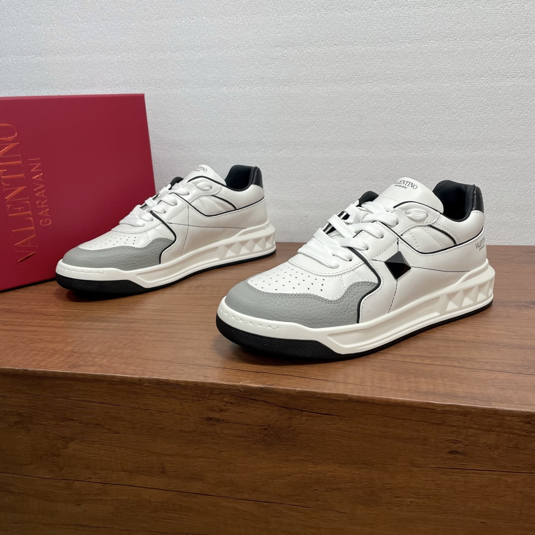 NO:756241,Valentino/Valentino ONE STUD low-top sneakers for couples. Heavy-duty craftsmanship. Premium casual sneakers for couples. Temperament and versatile sneakers. Made of calfskin contrasting multi-material uppers, full cowhide lining, original plate molding with labeled feet, molding ultra-light tpu suction mold thick sole, toe punching decoration, heel and tongue decoration. Valentino Garavani screen printing  Logo logo, semi-matte finish on the outer waist and oversized rivet details. Paired with 5CM rubber soles and decorated with low-relief oversized rivet details, it is stable and fashionable!  The highest version on the market, quality leather, look at the details, if you are looking for high quality, check it out, it comes with a full set of original packaging!  Women's size 35-36-37-38-39-40 (41 can be customized but returns and exchanges are not supported) Men's size 39-40-41-42-43-44 (45 can be customized and returns and exchanges are not supported) Standard sneaker sizes can be purchased, valentino, valentino, sneakers, cowhide19860909Valentino/华伦天奴 ONE STUD情侣款低帮运动鞋 重工打造 情侣款精品休闲运动鞋 气质百搭款板鞋  采用小牛皮撞色多材质鞋面,全牛皮内里,原板开模带标垫脚,开模超轻tpu吸模厚底,鞋头冲孔装饰,鞋跟和鞋舌装饰 Valentino Garavani 丝网印刷 Logo标识,外腰半哑光工艺效果处理超大铆钉细节.搭配5CM橡胶鞋底,装饰浅浮雕式超大铆钉细节,稳重又自带潮流玩味！市场最高版本,品质皮质看细节,追求高品质的看过来,配全套原包装！ 女码35-36-37-38-39-40（41可定做不支持退换货） 男码39-40-41-42-43-44（45可定做不支持退换货） 标准运动鞋尺码选购即可,,valentino,valentino,sneakers,cowhide,Men's shoes