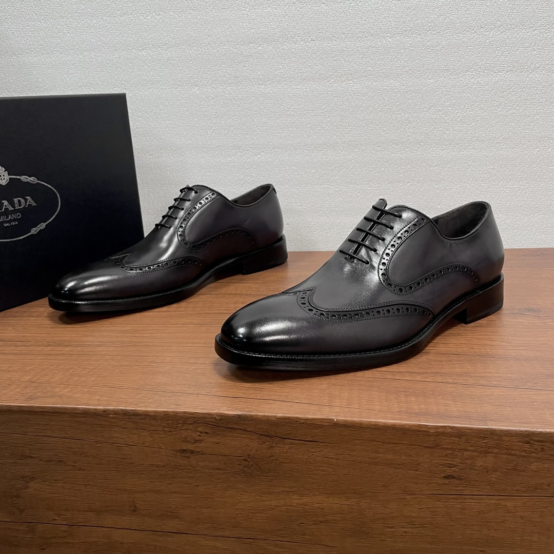 NO:704936,Prada Men's New Business Oxford Shoes  This Oxford shoe is made of imported calf leather, brogue-carved simple style upper, purely hand-rubbed color process, Oxford shoe style with waxed laces, semi-Goodyear hand-made cold bonding process, with leather outsole, rubber patch on the back sole with anti-slip design, soft  Soft calfskin lining, gold-labeled cowhide feet, and a round and comfortable silhouette can be easily adapted to various occasions, whether it is adding a relaxed atmosphere to formal wear or adding style to weekend casual looks. It can be handled with ease. Comes with a full set of original packaging!  Size 39-40-41-42-43-44 Standard leather shoe size Item No. D6391 Engraved black and gray, prada, cowhide, Leather soles19860909Prada 男士新款商务正装牛津鞋 这款牛津鞋采用进口小牛皮胚面,布洛克雕花简约风格鞋面,纯手工擦色工艺,牛津鞋款式配打蜡系带,半固特异手工冷粘工艺,配以真皮大底,后掌橡胶贴片防滑设计,柔软小牛皮内里,金标牛皮垫脚,圆润舒适的廓形,可游刃有余地应对各种场合,无论是为正装增添轻松气息,还是为周末休闲造型增添格调,皆能从容应对.配全套原包装！ 码数39-40-41-42-43-44 标准皮鞋码 货号D6391雕花 黑灰,,prada,cowhide,Leather soles,Men's shoes