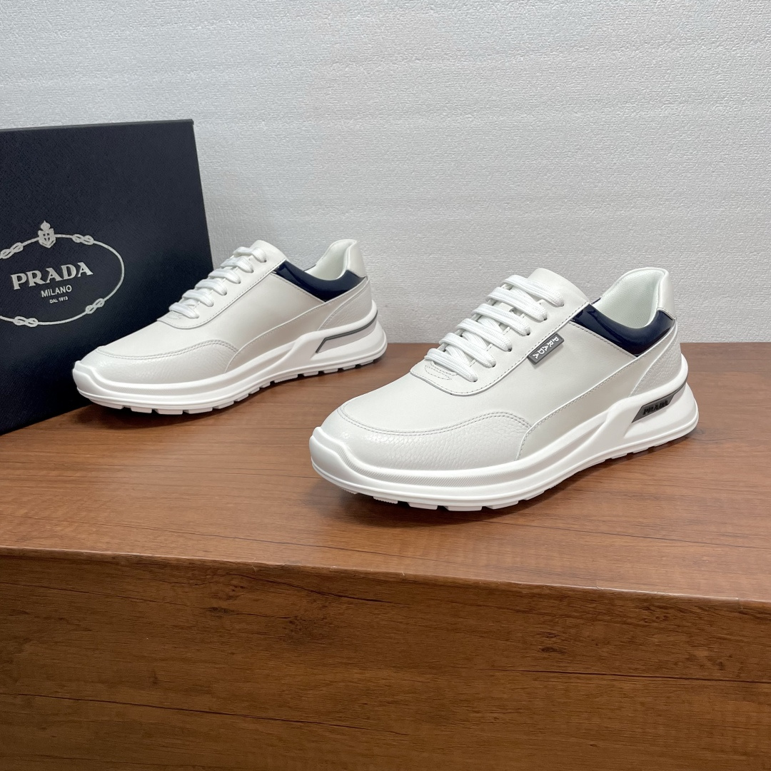 NO:756240,PRADA/Prada men's new leather sports shoes are shipped, raw materials produced in Guangzhou are in great supply!  This sneaker is made of imported calf leather spliced ​​with grained cow leather upper, with glossy leather embellishment on the side, wrapped, and a rubber label with the brand's letter logo on the outside, inspired by the classic aesthetic concept. The rubber sole is decorated with contrasting details on the heel, fabric lining, cowhide collar embellishment, logo cowhide foot pad, breathable, wear-resistant and non-slip, fashionable and comfortable on the foot!  Comes with original box packaging!  Size 39-40-41-42-43-44 standard leather shoe size, prada, prada, sneakers, cowhide19860909PRADA/普拉达 男士新款皮革运动鞋出货 莞产原材料猛货！这款运动鞋采用进口小牛皮拼接粒面牛皮革鞋面,鞋侧亮面皮革点缀,包裹,外侧饰有品牌字母logo橡胶标签,灵感源自经典美学理念.橡胶鞋底后跟饰有撞色细节,织物内里,牛皮鞋口点缀,徽标牛皮垫脚,透气耐磨防滑,上脚时尚舒适！配原盒包装！ 尺码39-40-41-42-43-44 标准皮鞋尺码,,prada,prada,sneakers,cowhide,Men's shoes