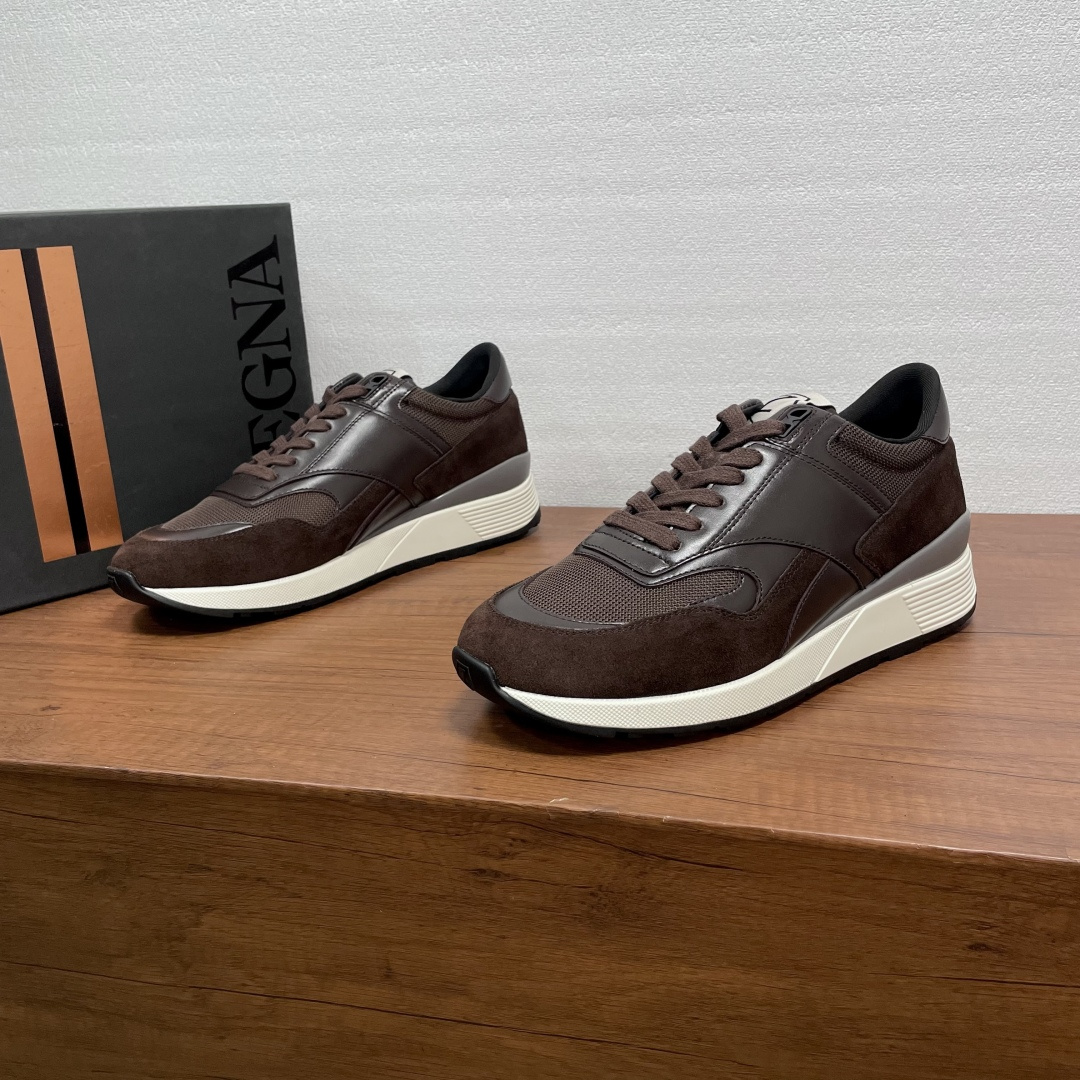 NO:756254,ZEGNA/Jegna's new men's low-top lace-up sneakers are shipped, top quality products made in Guangzhou!  This sneaker is made of imported calfskin and suede cowhide, with contrasting leather embellished with upper details, three-dimensional geometric segmentation and layering, rich craftsmanship details, and clean and concise design lines that are very versatile. The full cowhide lining comes standard with embossed logo cowhide foot pads, which is elegant and elegant!  Paired with a non-slip, wear-resistant and durable two-color rubber outsole, the tongue is decorated with the 'Z' letter web logo. It is a very good and trendy men's casual sports shoe, worth owning!  Comes with full original packaging and dust bag!  Size 39-40-41-42-43-44 standard leather shoe size (45/46 customized, non-refundable),,zegna,sneakers,cowhide19860909ZEGNA/杰尼亚 新款男士低帮系带运动鞋出货 莞产顶级精品！这款运动鞋由进口小牛皮和绒面牛皮革打造,撞色皮革点缀鞋面细节,立体几何分割层次感,丰富的工艺细节,干净简洁的设计线条非常百搭,全牛皮内里标配压纹徽标牛皮脚垫,优雅大气！搭配防滑耐磨又耐用的双色橡胶大底,鞋舌饰有“Z”字母织带标识,非常不错的男士休闲运动鞋潮流单品,值得拥有！配全套原包装及防尘袋！ 码数39-40-41-42-43-44 标准皮鞋码（45/46定做不退换）,,zegna,sneakers,cowhide,Men's shoes