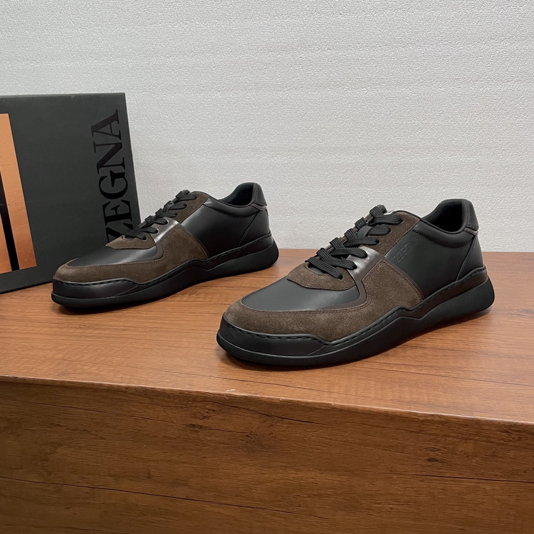 NO:756252,Zegna men's new lace-up casual sports shoes, top quality products made in Guangzhou!  This casual shoe outlines a fashionable silhouette with simple strokes. The upper is made of smooth small leather stitched with suede cow leather, which is full of fashion. The tongue is decorated with the brand logo webbing logo, and the brand logo is embossed on the outside. It is equipped with a lightweight cushioning rubber sole, soft cowhide lining, and embossed logo cowhide feet. It is lightweight and comfortable, and will not be tiring after long-term wear. It comes with a complete package!  Size 39-40-41-42-43-44 leather shoe size (45/46 customized, non-returnable),,zegna,sneakers,cowhide19860909Zegna/杰尼亚 男士新款系带休闲运动鞋 莞产顶级精品！这款便鞋以简约笔触勾勒时尚轮廓,鞋面采用光滑小皮革拼接绒面牛皮革,时尚感十足.鞋舌饰有品牌logo织带标识,外侧压印品牌logo徽标,搭配轻盈缓震橡胶鞋底,柔软牛皮内里,压纹徽标牛皮垫脚,轻质舒适,久穿不累,配全套包装！ 尺码39-40-41-42-43-44 皮鞋码（45/46定做不退换）,,zegna,sneakers,cowhide,Men's shoes
