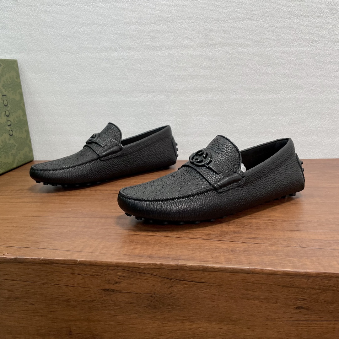 NO:746150,GUCCI Men's Slip-on Driving Shoes with Horsebits. Made of smooth calfskin and pebbled cow leather, with GG printed embossed effect on the front, the same material horizontal strap with Double G metal horsebits, classic rubber pebble soles, soft calfskin lining, and embossed logo cowhide foot pads, the upper foot is comfortable and breathable, and is versatile for casual use!  Comes with full original packaging!  Size 39-40-41-42-43-44 Standard leather shoe size (38/45 can be customized and does not support returns) Item No. 459801 Leather embossed Black grain, gucci, cowhide19860909GUCCI 男士一脚蹬饰马衔扣驾车鞋豆豆鞋 这款豆豆鞋采用光滑小牛皮和荔枝纹牛皮革打造,正面饰GG印花压纹效果,同材质横饰带配以双G金属马衔扣,经典橡胶豆豆颗粒鞋底,柔软小牛皮内里,压纹徽标牛皮垫脚,上脚舒适透气,休闲百搭！配全套原包装！ 尺码39-40-41-42-43-44 标准皮鞋尺码（38/45可定做不支持退换） 货号459801皮面压花 黑色粒面,,gucci,cowhide,Men's shoes