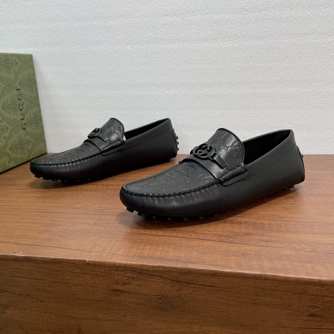 NO:746154,GUCCI Men's Slip-on Driving Shoes with Horsebits. Made of smooth calfskin and pebbled cow leather, with GG printed embossed effect on the front, the same material horizontal strap with Double G metal horsebits, classic rubber pebble soles, soft calfskin lining, and embossed logo cowhide foot pads, the upper foot is comfortable and breathable, and is versatile for casual use!  Comes with full original packaging!  Size 39-40-41-42-43-44 Standard leather shoe size (38/45 can be customized and does not support returns) Item No. 459801 Leather embossed Black cowhide, gucci, cowhide19860909GUCCI 男士一脚蹬饰马衔扣驾车鞋豆豆鞋 这款豆豆鞋采用光滑小牛皮和荔枝纹牛皮革打造,正面饰GG印花压纹效果,同材质横饰带配以双G金属马衔扣,经典橡胶豆豆颗粒鞋底,柔软小牛皮内里,压纹徽标牛皮垫脚,上脚舒适透气,休闲百搭！配全套原包装！ 尺码39-40-41-42-43-44 标准皮鞋尺码（38/45可定做不支持退换） 货号459801皮面压花 黑色牛皮,,gucci,cowhide,Men's shoes
