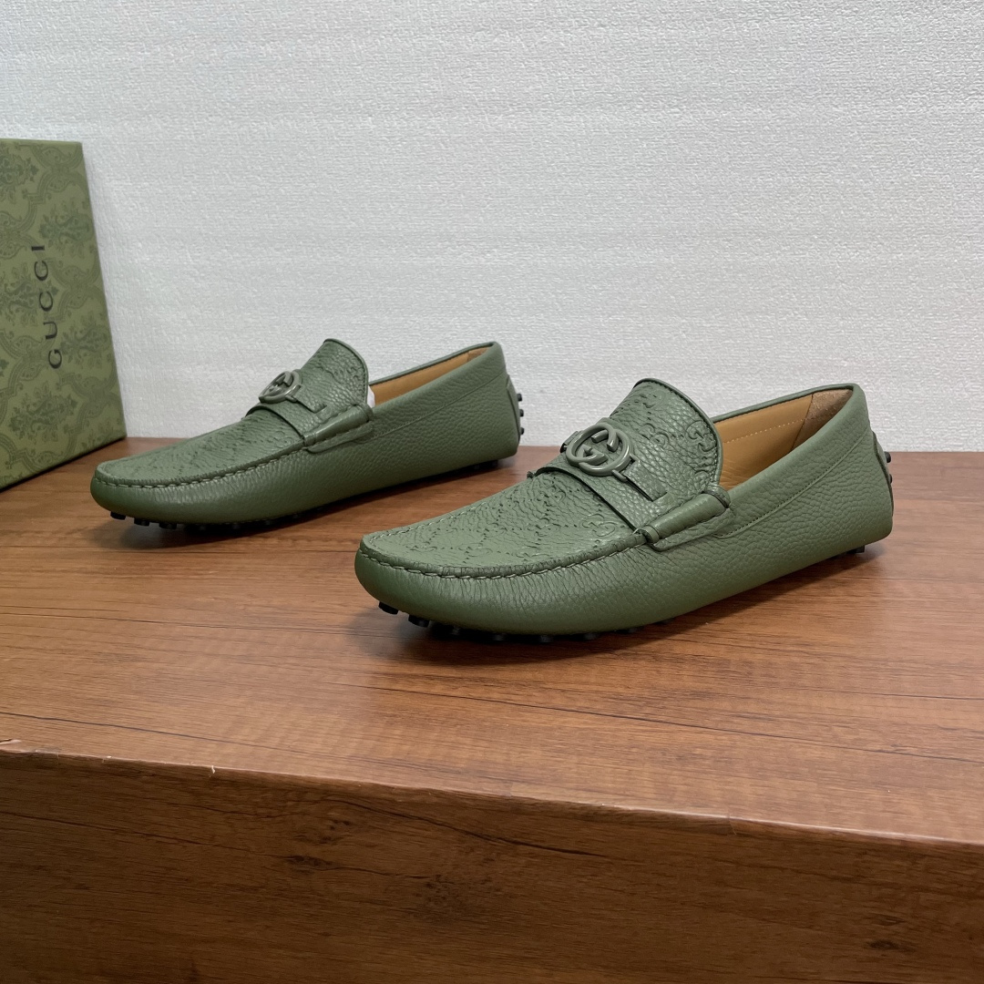 NO:746146,GUCCI Men's Slip-on Driving Shoes with Horsebits. Made of smooth calfskin and pebbled cow leather, with GG printed embossed effect on the front, the same material horizontal strap with Double G metal horsebits, classic rubber pebble soles, soft calfskin lining, and embossed logo cowhide foot pads, the upper foot is comfortable and breathable, and is versatile for casual use!  Comes with full original packaging!  Size 39-40-41-42-43-44 Standard leather shoe size (38/45 can be customized and does not support returns) Item No. 459801 Leather embossed Army green, gucci, cowhide19860909GUCCI 男士一脚蹬饰马衔扣驾车鞋豆豆鞋 这款豆豆鞋采用光滑小牛皮和荔枝纹牛皮革打造,正面饰GG印花压纹效果,同材质横饰带配以双G金属马衔扣,经典橡胶豆豆颗粒鞋底,柔软小牛皮内里,压纹徽标牛皮垫脚,上脚舒适透气,休闲百搭！配全套原包装！ 尺码39-40-41-42-43-44 标准皮鞋尺码（38/45可定做不支持退换） 货号459801皮面压花 军绿,,gucci,cowhide,Men's shoes