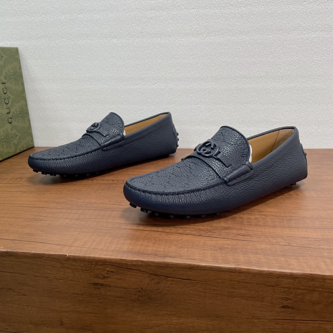 NO:746148,GUCCI Men's Slip-on Driving Shoes with Horsebits. Made of smooth calfskin and pebbled cow leather, with GG printed embossed effect on the front, the same material horizontal strap with Double G metal horsebits, classic rubber pebble soles, soft calfskin lining, and embossed logo cowhide foot pads, the upper foot is comfortable and breathable, and is versatile for casual use!  Comes with full original packaging!  Size 39-40-41-42-43-44 Standard leather shoe size (38/45 can be customized and does not support returns) Item No. 459801 Leather embossed blue, gucci, cowhide19860909GUCCI 男士一脚蹬饰马衔扣驾车鞋豆豆鞋 这款豆豆鞋采用光滑小牛皮和荔枝纹牛皮革打造,正面饰GG印花压纹效果,同材质横饰带配以双G金属马衔扣,经典橡胶豆豆颗粒鞋底,柔软小牛皮内里,压纹徽标牛皮垫脚,上脚舒适透气,休闲百搭！配全套原包装！ 尺码39-40-41-42-43-44 标准皮鞋尺码（38/45可定做不支持退换） 货号459801皮面压花 蓝色,,gucci,cowhide,Men's shoes