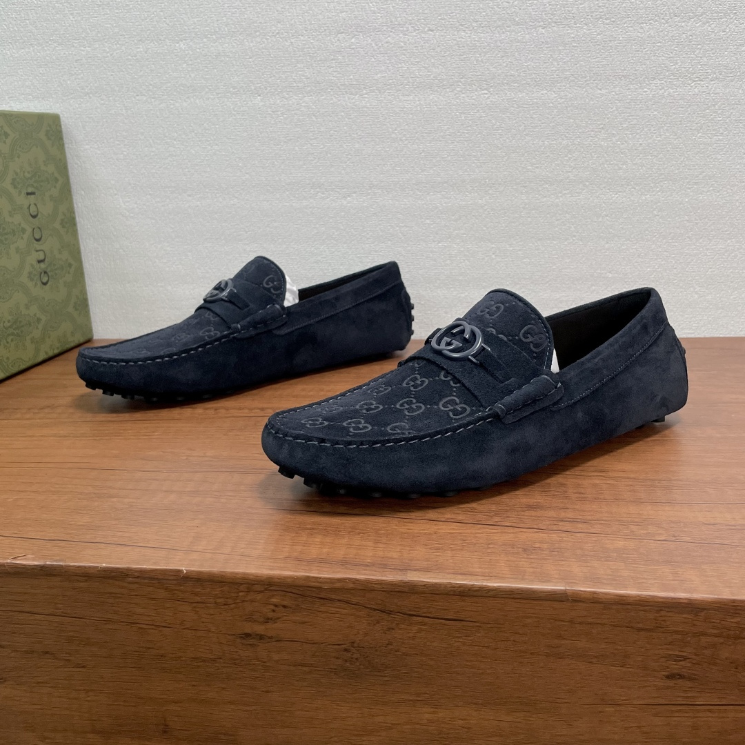 NO:746166,GUCCI Men's Slip-on Driving Shoes with Horsebit. This pair of Peas are made of velvety suede cow leather, with GG printed embossed effect on the front, the same material horizontal strap with double G metal horsebit, classic rubber pebble sole, soft calfskin lining, embossed logo cowhide feet, comfortable and breathable, versatile for casual use!  Comes with full original packaging!  Size 39-40-41-42-43-44 Standard leather shoe size (38/45 can be customized and does not support returns) Item No. 459801 Suede embossed blue, gucci, cowhide19860909GUCCI 男士一脚蹬饰马衔扣驾车鞋豆豆鞋 这款豆豆鞋采用丝绒般绒面牛皮革打造,正面饰GG印花压纹效果,同材质横饰带配以双G金属马衔扣,经典橡胶豆豆颗粒鞋底,柔软小牛皮内里,压纹徽标牛皮垫脚,上脚舒适透气,休闲百搭！配全套原包装！ 尺码39-40-41-42-43-44 标准皮鞋尺码（38/45可定做不支持退换） 货号459801绒面压花 蓝色,,gucci,cowhide,Men's shoes