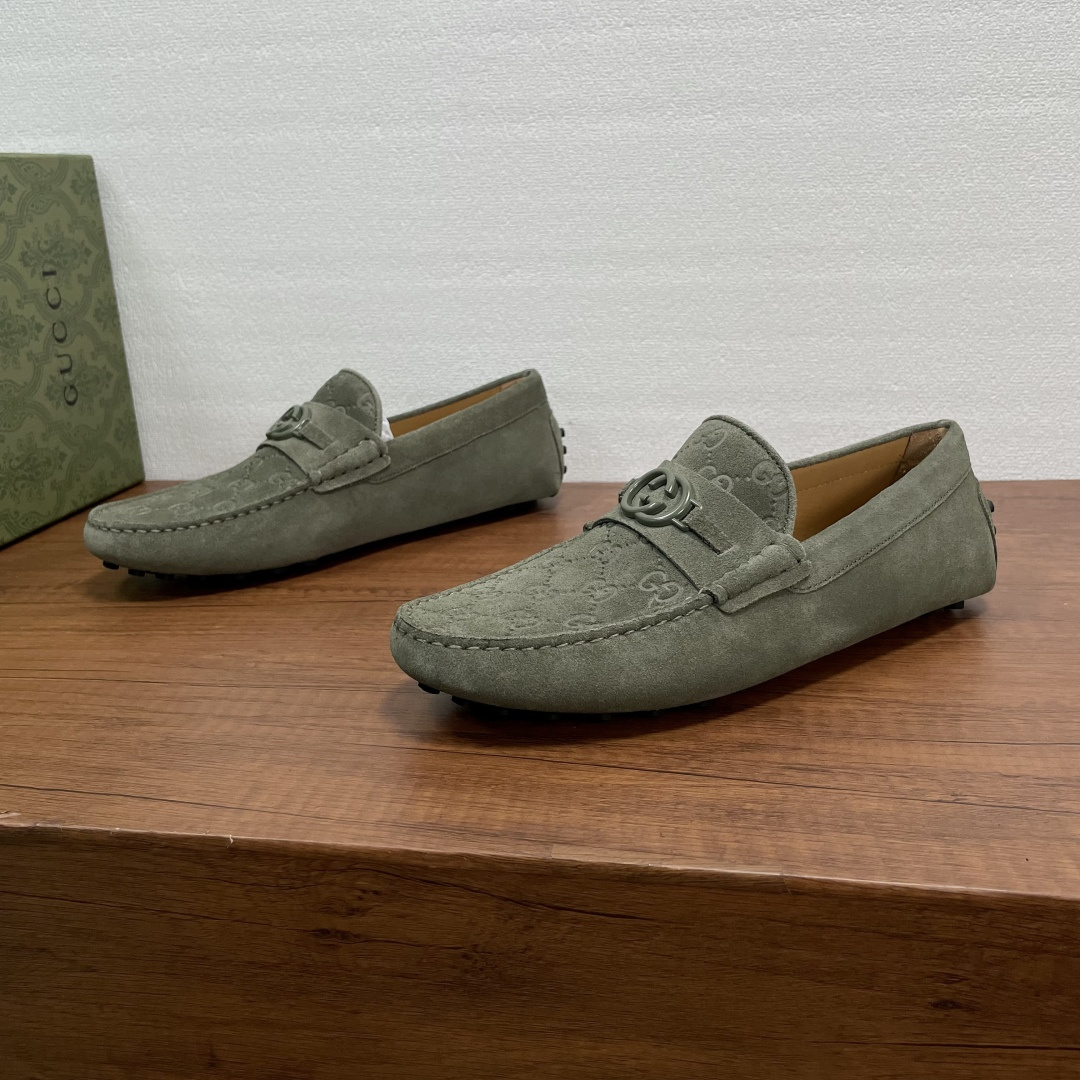 NO:746162,GUCCI Men's Slip-on Driving Shoes with Horsebit. This pair of Peas are made of velvety suede cow leather, with GG printed embossed effect on the front, the same material horizontal strap with double G metal horsebit, classic rubber pebble sole, soft calfskin lining, embossed logo cowhide feet, comfortable and breathable, versatile for casual use!  Comes with full original packaging!  Size 39-40-41-42-43-44 Standard leather shoe size (38/45 can be customized and returns are not supported) Item No. 459801 Suede embossed Army green, gucci, cowhide19860909GUCCI 男士一脚蹬饰马衔扣驾车鞋豆豆鞋 这款豆豆鞋采用丝绒般绒面牛皮革打造,正面饰GG印花压纹效果,同材质横饰带配以双G金属马衔扣,经典橡胶豆豆颗粒鞋底,柔软小牛皮内里,压纹徽标牛皮垫脚,上脚舒适透气,休闲百搭！配全套原包装！ 尺码39-40-41-42-43-44 标准皮鞋尺码（38/45可定做不支持退换） 货号459801绒面压花 军绿,,gucci,cowhide,Men's shoes