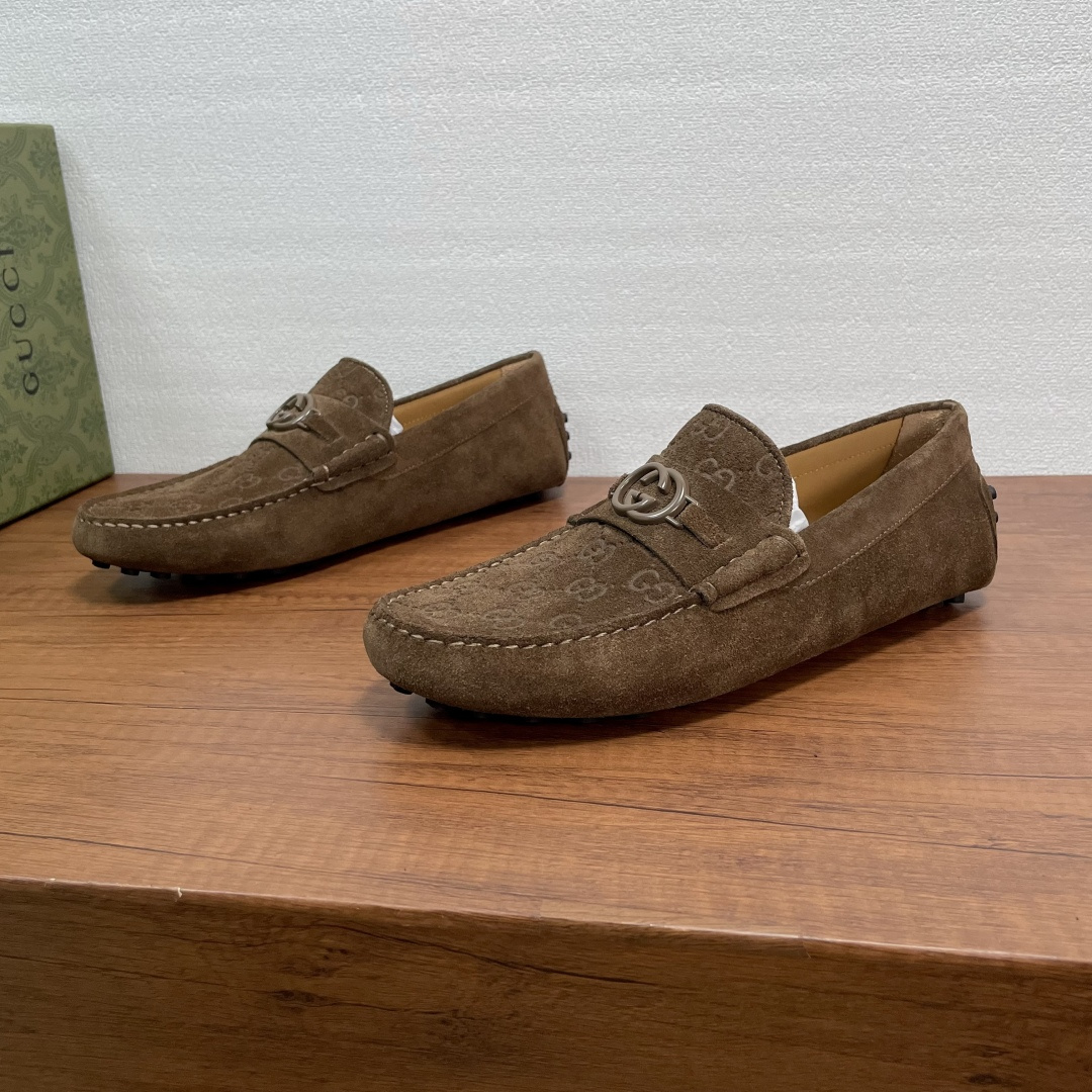 NO:746158,GUCCI Men's Slip-on Driving Shoes with Horsebit. This pair of Peas are made of velvety suede cow leather, with GG printed embossed effect on the front, the same material horizontal strap with double G metal horsebit, classic rubber pebble sole, soft calfskin lining, embossed logo cowhide feet, comfortable and breathable, versatile for casual use!  Comes with full original packaging!  Size 39-40-41-42-43-44 Standard leather shoe size (38/45 can be customized and returns are not supported) Item No. 459801 Suede embossed coffee color, gucci, cowhide19860909GUCCI 男士一脚蹬饰马衔扣驾车鞋豆豆鞋 这款豆豆鞋采用丝绒般绒面牛皮革打造,正面饰GG印花压纹效果,同材质横饰带配以双G金属马衔扣,经典橡胶豆豆颗粒鞋底,柔软小牛皮内里,压纹徽标牛皮垫脚,上脚舒适透气,休闲百搭！配全套原包装！ 尺码39-40-41-42-43-44 标准皮鞋尺码（38/45可定做不支持退换） 货号459801绒面压花 咖色,,gucci,cowhide,Men's shoes