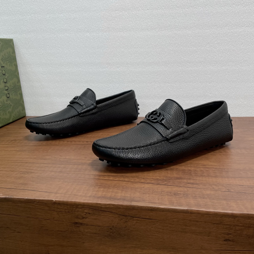 NO:746178,GUCCI Men's Slip-on Driving Shoes with Horsebit. These Peas are made of smooth calfskin and pebbled cow leather. The same material horizontal strap is equipped with a double G metal horsebit. Classic rubber pebble sole, soft calfskin lining, embossed logo cowhide foot pads, comfortable and breathable, versatile for casual wear!  Comes with full original packaging!  Size 39-40-41-42-43-44 Standard leather shoe size (38/45 can be customized and does not support returns) Item No. 459801 Leather surface Black grain, gucci, cowhide19860909GUCCI 男士一脚蹬饰马衔扣驾车鞋豆豆鞋 这款豆豆鞋采用光滑小牛皮和荔枝纹牛皮革打造,同材质横饰带配以双G金属马衔扣,经典橡胶豆豆颗粒鞋底,柔软小牛皮内里,压纹徽标牛皮垫脚,上脚舒适透气,休闲百搭！配全套原包装！ 尺码39-40-41-42-43-44 标准皮鞋尺码（38/45可定做不支持退换） 货号459801皮面 黑色粒面,,gucci,cowhide,Men's shoes
