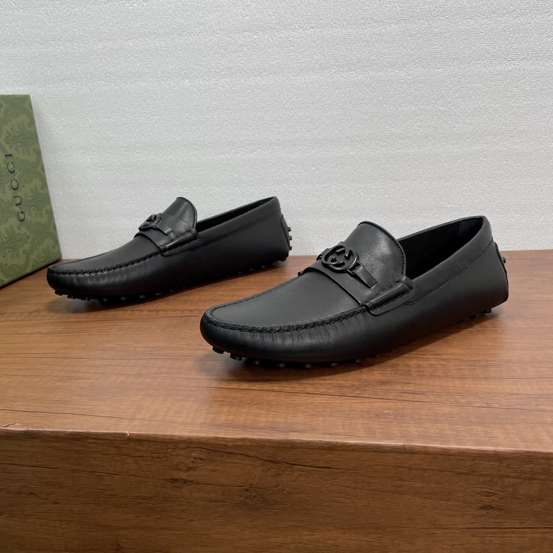 NO:746182,GUCCI Men's Slip-on Driving Shoes with Horsebit. These Peas are made of smooth calfskin and pebbled cow leather. The same material horizontal strap is equipped with a double G metal horsebit. Classic rubber pebble sole, soft calfskin lining, embossed logo cowhide foot pads, comfortable and breathable, versatile for casual wear!  Comes with full original packaging!  Size 39-40-41-42-43-44 Standard leather shoe size (38/45 can be customized and does not support returns) Item No. 459801 Leather surface Black cowhide, gucci, cowhide19860909GUCCI 男士一脚蹬饰马衔扣驾车鞋豆豆鞋 这款豆豆鞋采用光滑小牛皮和荔枝纹牛皮革打造,同材质横饰带配以双G金属马衔扣,经典橡胶豆豆颗粒鞋底,柔软小牛皮内里,压纹徽标牛皮垫脚,上脚舒适透气,休闲百搭！配全套原包装！ 尺码39-40-41-42-43-44 标准皮鞋尺码（38/45可定做不支持退换） 货号459801皮面 黑色牛皮,,gucci,cowhide,Men's shoes
