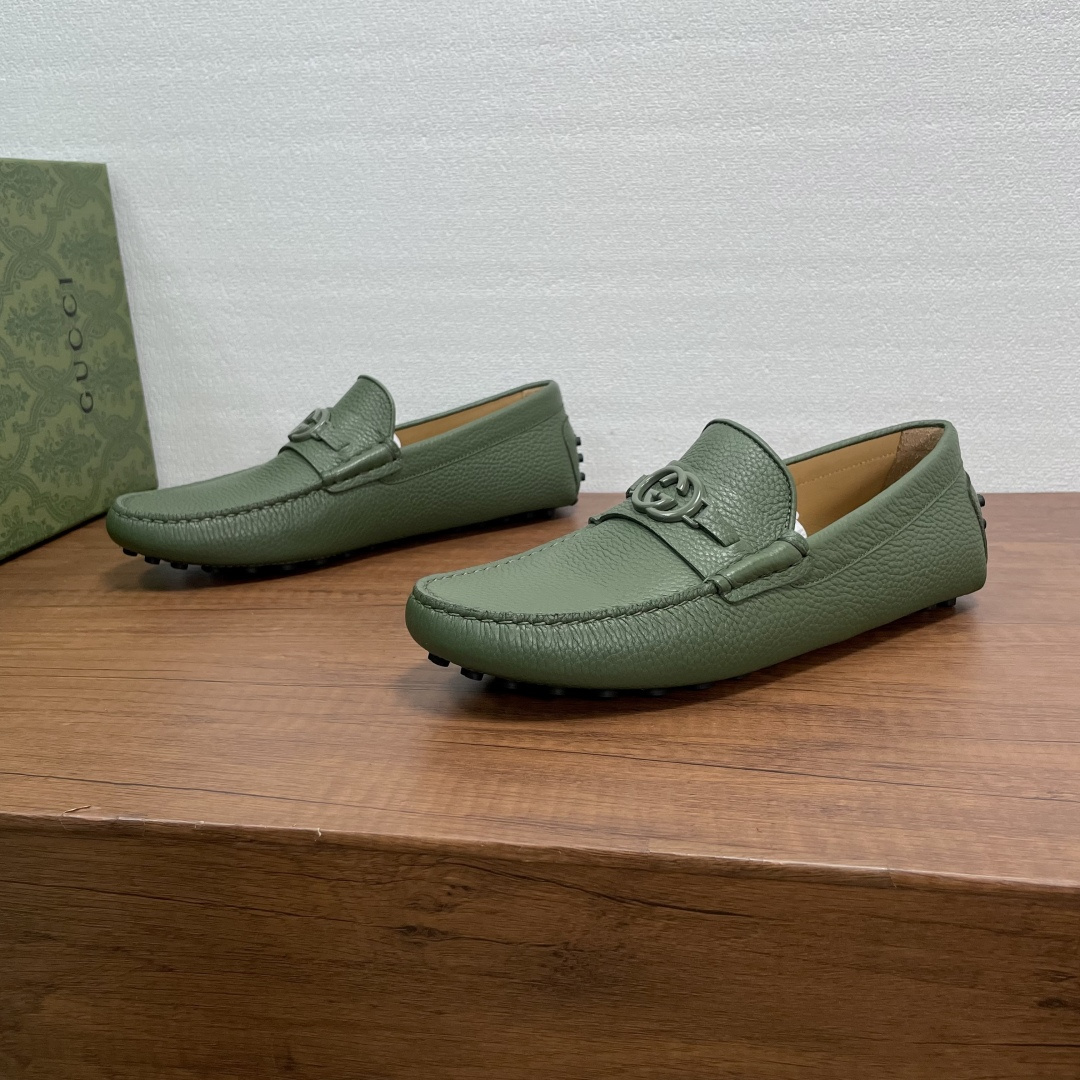 NO:746170,GUCCI Men's Slip-on Driving Shoes with Horsebit. These Peas are made of smooth calfskin and pebbled cow leather. The same material horizontal strap is equipped with a double G metal horsebit. Classic rubber pebble sole, soft calfskin lining, embossed logo cowhide foot pads, comfortable and breathable, versatile for casual wear!  Comes with full original packaging!  Size 39-40-41-42-43-44 Standard leather shoe size (38/45 can be customized and does not support returns) Item No. 459801 Leather surface Army green, gucci, cowhide19860909GUCCI 男士一脚蹬饰马衔扣驾车鞋豆豆鞋 这款豆豆鞋采用光滑小牛皮和荔枝纹牛皮革打造,同材质横饰带配以双G金属马衔扣,经典橡胶豆豆颗粒鞋底,柔软小牛皮内里,压纹徽标牛皮垫脚,上脚舒适透气,休闲百搭！配全套原包装！ 尺码39-40-41-42-43-44 标准皮鞋尺码（38/45可定做不支持退换） 货号459801皮面 军绿,,gucci,cowhide,Men's shoes