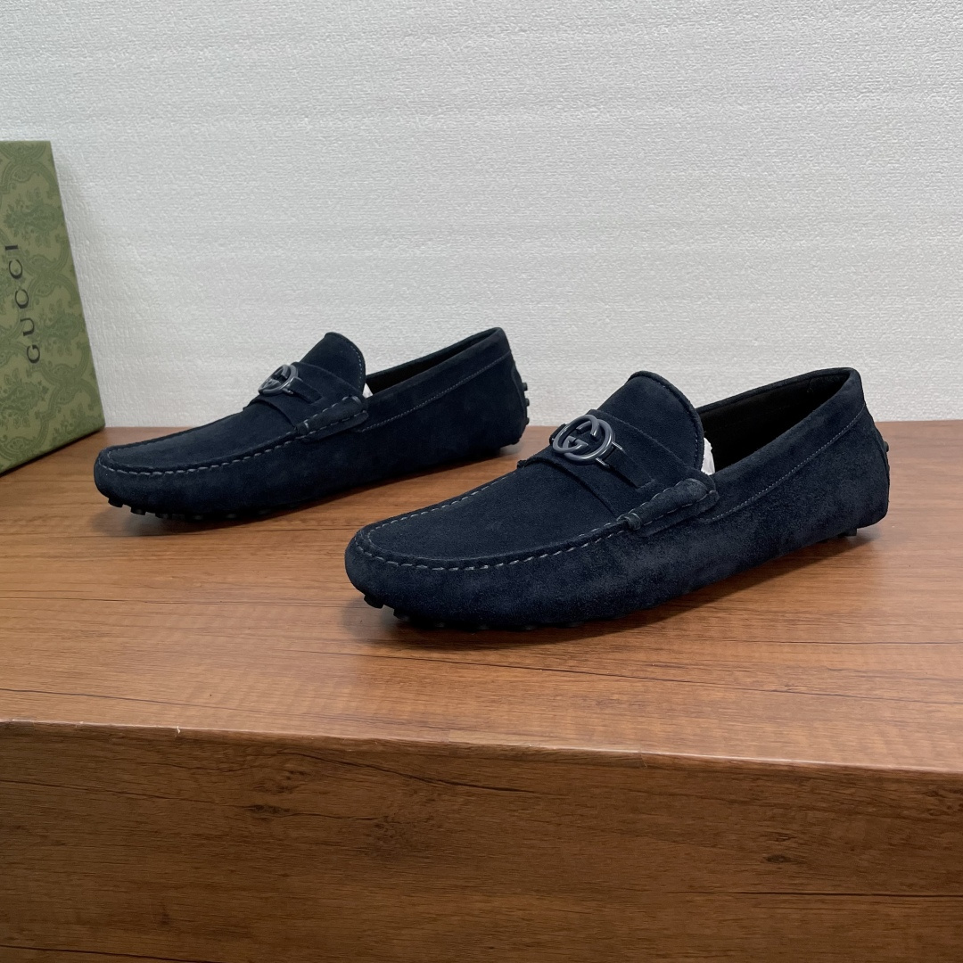 NO:746193,GUCCI Men's Slip-ons Decorated with Horsebit Driving Shoes These Peas are made of velvety suede cow leather, with horizontal straps of the same color and material with double G metal horsebits, classic rubber pebble soles, soft calfskin lining, and embossed logo cowhide foot pads. The upper foot is comfortable and breathable, and is versatile for casual wear!  Comes with full original packaging!  Size 39-40-41-42-43-44 Standard leather shoe size (38/45 can be customized and does not support returns) Item No. 459801 suede blue, gucci, cowhide19860909GUCCI 男士一脚蹬饰马衔扣驾车鞋豆豆鞋 这款豆豆鞋采用丝绒般绒面牛皮革打造,同色同材质横饰带配以双G金属马衔扣,经典橡胶豆豆颗粒鞋底,柔软小牛皮内里,压纹徽标牛皮垫脚,上脚舒适透气,休闲百搭！配全套原包装！ 尺码39-40-41-42-43-44 标准皮鞋尺码（38/45可定做不支持退换） 货号459801绒面 蓝色,,gucci,cowhide,Men's shoes