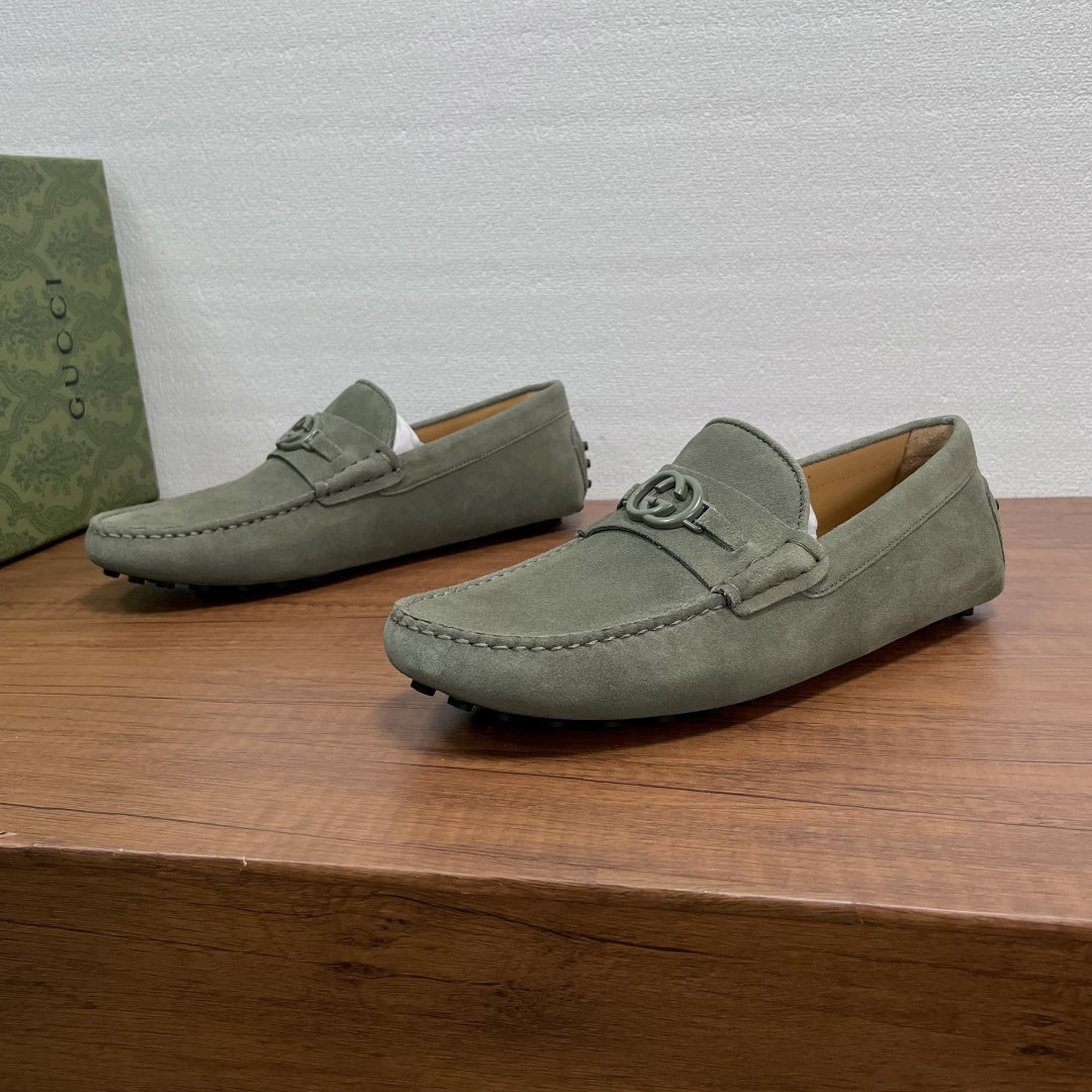 NO:746190,GUCCI Men's Slip-ons Decorated with Horsebit Driving Shoes These Peas are made of velvety suede cow leather, with horizontal straps of the same color and material with double G metal horsebits, classic rubber pebble soles, soft calfskin lining, and embossed logo cowhide foot pads. The upper foot is comfortable and breathable, and is versatile for casual wear!  Comes with full original packaging!  Size 39-40-41-42-43-44 Standard leather shoe size (38/45 can be customized and does not support returns) Item No. 459801 suede military green, gucci, cowhide19860909GUCCI 男士一脚蹬饰马衔扣驾车鞋豆豆鞋 这款豆豆鞋采用丝绒般绒面牛皮革打造,同色同材质横饰带配以双G金属马衔扣,经典橡胶豆豆颗粒鞋底,柔软小牛皮内里,压纹徽标牛皮垫脚,上脚舒适透气,休闲百搭！配全套原包装！ 尺码39-40-41-42-43-44 标准皮鞋尺码（38/45可定做不支持退换） 货号459801绒面 军绿,,gucci,cowhide,Men's shoes