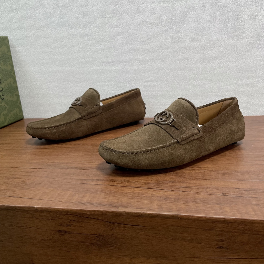 NO:746186,GUCCI Men's Slip-ons Decorated with Horsebit Driving Shoes These Peas are made of velvety suede cow leather, with horizontal straps of the same color and material with double G metal horsebits, classic rubber pebble soles, soft calfskin lining, and embossed logo cowhide foot pads. The upper foot is comfortable and breathable, and is versatile for casual wear!  Comes with full original packaging!  Size 39-40-41-42-43-44 Standard leather shoe size (38/45 can be customized and does not support returns) Item No. 459801 Suede Coffee color, gucci, cowhide19860909GUCCI 男士一脚蹬饰马衔扣驾车鞋豆豆鞋 这款豆豆鞋采用丝绒般绒面牛皮革打造,同色同材质横饰带配以双G金属马衔扣,经典橡胶豆豆颗粒鞋底,柔软小牛皮内里,压纹徽标牛皮垫脚,上脚舒适透气,休闲百搭！配全套原包装！ 尺码39-40-41-42-43-44 标准皮鞋尺码（38/45可定做不支持退换） 货号459801绒面 咖色,,gucci,cowhide,Men's shoes