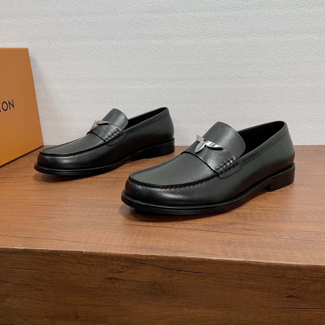NO:955893,LV MAJOR men's loafers are shipped, top-notch products made in Guangzhou!  These Major loafers are made of imported calfskin and open-edge bead fabric. The horizontal strap is decorated with same-tone calfskin and equipped with LV letter metal buckle. It has traditional Blake craftsmanship, hand-stitched upper, with leather outsole, rubber fit on the front and rear soles, and full calfskin lining for the feet, showing an elegant and fashionable style!  Comes with full original packaging!  Code number 39-40-41-42-43-44 (38.45 can be customized), louis vuitton, loafers, cowhide, Leather soles19860909LV MAJOR男士乐福鞋出货 莞产顶级猛货！这款 Major 乐福鞋以进口小牛皮和开边珠面料制成,横饰带采用同色调牛皮革装饰并配以LV字母金属扣,传统布雷克工艺,手缝鞋面,搭配真皮大底,前后掌橡胶贴合,全小牛皮内里垫脚,尽显优雅时尚风范！配全套原包装！ 码数39-40-41-42-43-44（38.45可订做）,,louis vuitton,loafers,cowhide,Leather soles,Men's shoes