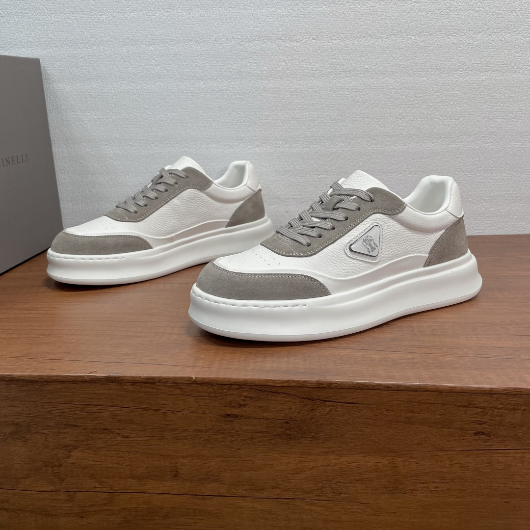 NO:756262,Brunello Cucinelli BC men's new lace-up casual sneakers. This sneaker is made of grained calfskin and suede fabrics, which is full of three-dimensionality and skin-friendly feeling!  The outside is decorated with a triangle logo, punched details on the toe, soft sheepskin lining, and logo cowhide insole, breathable and comfortable!  Paired with high-density double-layer TPU one-piece soles, they are softer and more comfortable to wear on your feet!  Comes with drawers and shoe storage bag in original box!  Code number 39-40-41-42-43-44 standard leather shoe size (38/45 customized, non-returnable), brunello cucinelli, sneakers, cowhide, sheepskin, chamois leather19860909Brunello Cucinelli BC 男士新款系带休闲运动鞋 此款运动鞋面料采用粒面小牛皮和麂皮面料制成,立体感和亲肤感十足！外侧饰以三角logo徽标,鞋头冲孔细节,配以柔软羊皮内里,徽标牛皮鞋垫,透气舒适！搭配高密度双层tpu一体成型鞋底,穿在脚上更加柔软舒适！配抽屉原盒包装鞋履收纳袋！ 码数39-40-41-42-43-44 标准皮鞋尺码（38/45定做不退换）,,brunello cucinelli,sneakers,cowhide,sheepskin,chamois leather,Men's shoes