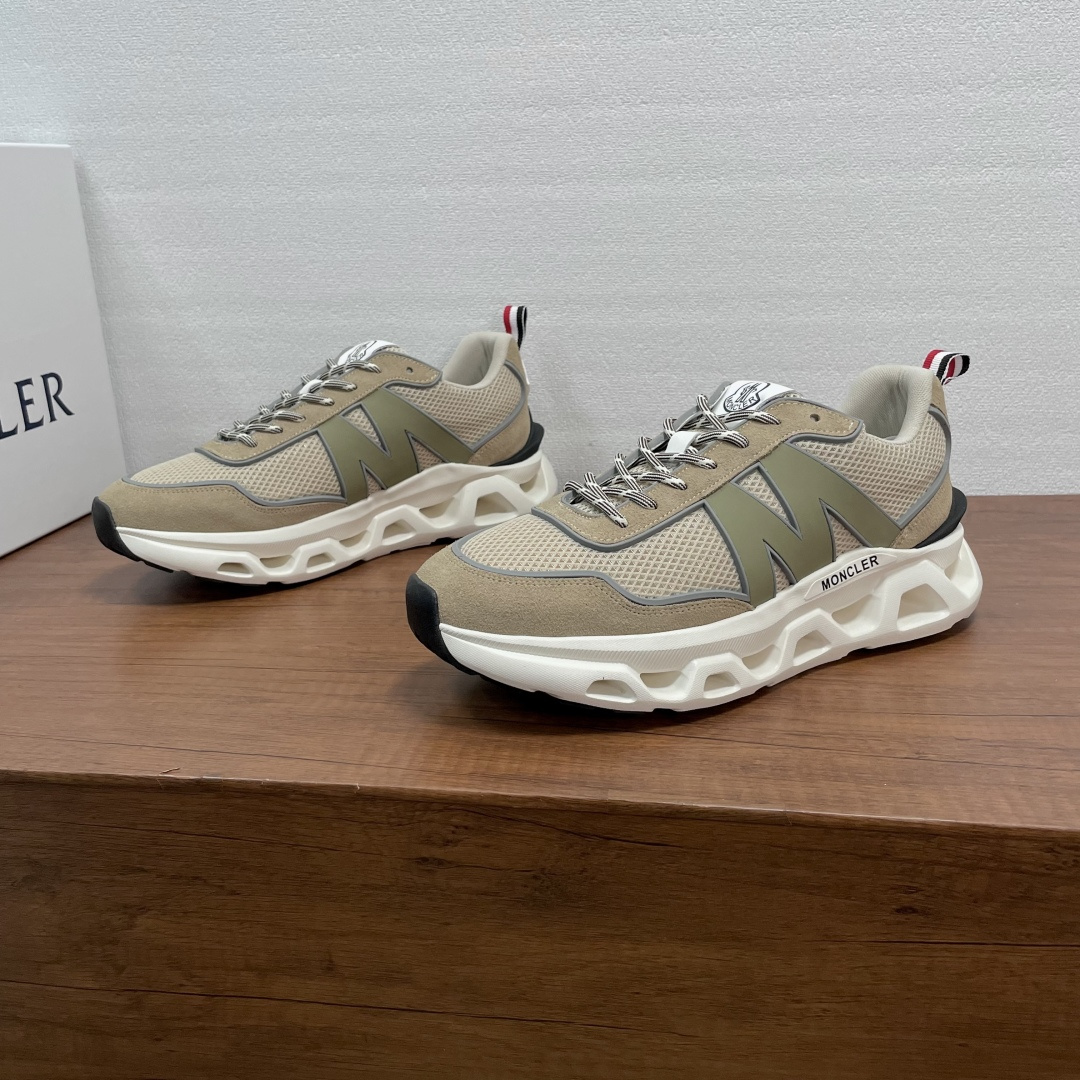 NO:756259,Moncler/Moncler's new men's sports shoes. These sports shoes are made of nylon fabric stitched with suede cowhide uppers, with rubber trim details. The sides are decorated with eye-catching 'M' letter leather logos. The tongues and heels are decorated with brand logo details. The heels are equipped with three-color classic webbing pull tabs. They are paired with a black and white hollow rubber shock-absorbing outsole. The heels are decorated with MQ exclusive badges. Fabric lining and foot pads make the upper foot fashionable, comfortable and breathable!  Comes with full set of original packaging dust bag!  Size 39-40-41-42-43-44 standard leather shoe size (38/45 can be customized but does not support returns), Moncler, sneakers, cowhide19860909Moncler/蒙口 新款男士运动鞋 这款运动鞋采用尼龙织物拼接绒面牛皮鞋面,融入橡胶饰条细节,侧面饰有醒目“M”字母皮革标识,鞋舌及后跟饰以品牌徽标细节,后跟配以三色经典织带鞋提拉袢,搭配黑白镂空橡胶减震大底,后跟饰以MQ专属徽章.织物内里及垫脚,上脚时尚舒适透气！配全套原包装防尘袋！ 尺码39-40-41-42-43-44 标准皮鞋尺码（38/45可定做但不支持退换）,,Moncler,sneakers,cowhide,Men's shoes