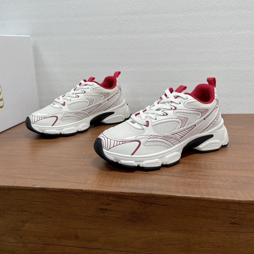 NO:756256,Dior/Dior couples' sports shoes are shipped. These low-top sports shoes are carefully made of multi-color mesh fabrics and leather and reflective line-coated fabrics. They are decorated with brand logos in many places and are equipped with lightweight rubber soles. The iconic five-star pattern on the heel enhances the style. The heel is equipped with a webbing pull tab to create an ideal and comfortable wearing experience. It can be matched with various casual styles to highlight a fashionable and modern sports style. The complete set is fully original packaging!  Women’s size 36-37-38-39-40 (35/41 customized, non-returnable) Men’s size 39-40-41-42-43-44 Standard leather shoe size (38/45 customized, non-returnable),, dior, dior, sneakers19860909Dior/迪奥 情侣款运动鞋出货 这款低帮运动鞋采用多色网眼织物和皮革和反光线条涂层面料精心制作,鞋身多处饰以品牌logo标识,搭配轻盈橡胶鞋底,后跟标志性五星图案点缀提升格调,后跟配有织带拉袢,塑造理想的舒适穿着体验.可与各式休闲造型搭配,彰显时尚现代的运动风范.全套原包装齐全 ！ 女码36-37-38-39-40（35/41定做不退换） 男码39-40-41-42-43-44 标准皮鞋码（38/45定做不退换）,,dior,dior,sneakers,Men's shoes