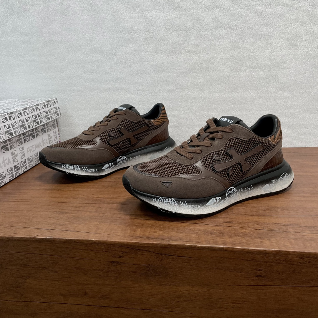 NO:756255,PREMIATA/Premiata Men's classic light luxury sports shoes and casual shoes Premiata As an Italian brand, the biggest highlight is its comfort. A diversified upper design of cow split leather + cow leather + fabric, with the iconic 'wood' leather logo on both sides, a horsehair leather zebra texture effect on the heel, and contrasting color elements. It has both texture and fashion sense, taking into account fashion sense and breathability, rich texture, innovative visual tension, and a unique scenery for travel wear. The sole is made of ultra-light  Made of EVA and wear-resistant rubber bottom layer, with soft sheepskin lining and logo cowhide feet, it feels as comfortable as walking on the clouds. It is very light to walk and will not tire your feet even if you wear it for a long time. It can be easily paired with jeans or casual pants, suitable for daily commuting and leisure occasions!  Comes with original box packaging!  Size 39-40-41-42-43-44 standard leather shoe size (38/45/46 can be customized and non-returnable),,sneakers,jeans,cowhide,sheepskin19860909PREMIATA/普瑞米亚达 男士经典轻奢运动鞋休闲鞋 Premiata 作为意大利品牌,最大的亮点是它的舒适度.牛剖层革+牛皮革+织物多元化鞋面设计,两侧饰标志性“木”字皮革标识,后跟马毛皮革斑马纹理效果,搭配撞色元素,既有质感又不失时尚感,兼顾时尚感与透气性,丰富肌理感,革新视觉张力,出行穿搭自成风景.鞋底采用超轻的 EVA和耐磨橡胶底层材质,配以柔软羊皮内里,徽标牛皮垫脚,舒适脚感,犹如漫步云端般惬意,走起路来非常轻便长时间穿着也不会累脚.能轻松搭配牛仔裤或休闲裤,适合日常通勤和休闲场合！配原盒包装！ 码数39-40-41-42-43-44 标准皮鞋码（38/45/46可定做不退换）,,sneakers,jeans,cowhide,sheepskin,Men's shoes