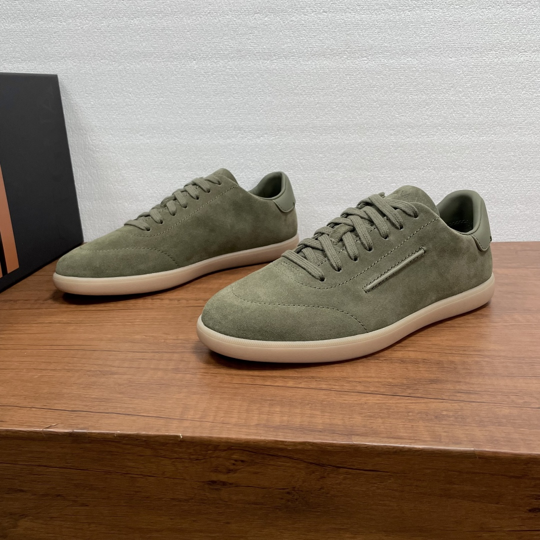 NO:778784,Zegna men's new 232 height-increasing sports shoes are assembled from raw materials produced in Guangdong!  This sneaker is named after Ermenegildo Zegna Oasis  Zegna) named Route 232, highlighting the brand's flexible spirit of keeping pace with the times. The sole is light and flexible, with excellent grip, and the newly interpreted sole pattern pays tribute to the early style of Route 232. The iconic tonal stitching complements the brand logo on the side.  The unique symbolic aesthetic interprets the Zegna brand heritage. Made of suede leather, the deconstructed upper has both modern and retro flavor, the natural rubber sole has excellent grip, and is equipped with a custom-designed 1.5cm thick inner heightening insole. The full cowhide lining makes the upper foot comfortable and casual, lightweight and versatile!  Comes with full set of original packaging dust bag!  Size 39-40-41-42-43-44 standard leather shoe size (45 can be customized and non-returnable),,zegna,sneakers,cowhide,chamois leather19860909Zegna/杰尼亚 男士新款232内增高运动鞋 莞产原材料组装猛货！这款运动鞋以杰尼亚绿洲(Oasi Zegna)232号公路命名,彰显品牌与时俱进的灵活精神.鞋底轻盈灵活,抓地力出色,焕新演绎的鞋底花纹巧妙致敬232号公路的早期风貌.标志性同色调缝线与侧面的品牌标识相得益彰,以独树一帜的象征美学诠释杰尼亚品牌传承.采用麂皮革制成,解构鞋面兼具现代与复古气息,天然橡胶鞋底抓地力出众,配以定制设计的1.5cm厚内增高鞋垫,全牛皮内里,上脚舒适休闲,轻便百搭！配全套原包装防尘袋！ 码数39-40-41-42-43-44标准皮鞋码（45可定做不退换）,,zegna,sneakers,cowhide,chamois leather,Men's shoes
