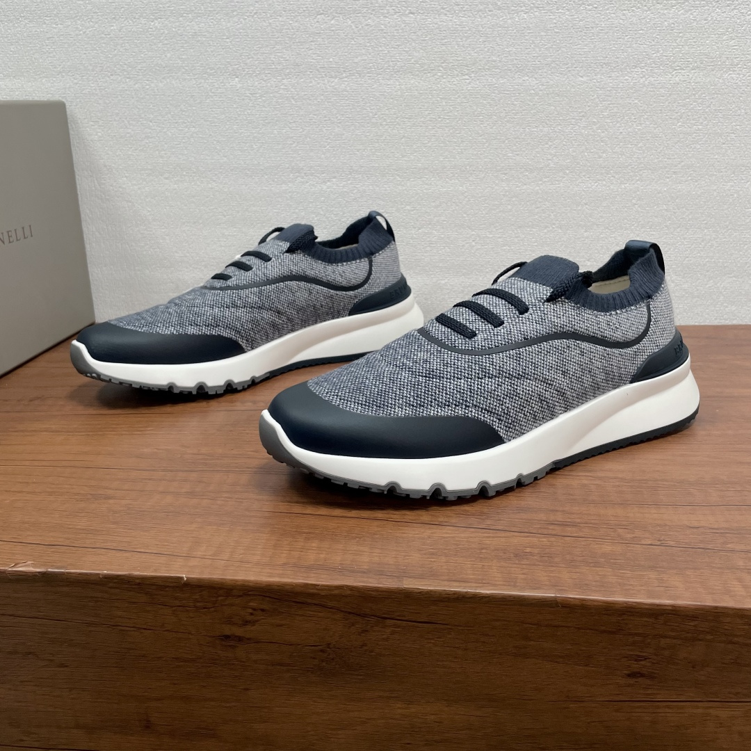 NO:829210,Brunello Cucinelli (abbreviated as BC) 2026ss new spring and summer men's shoes are shipped. The raw materials produced in Wanguan are in great supply. The top version on the market supports comparison!  This brand is the world's top luxury brand from Italy. It is known as the 'king of cashmere' and 'the real luxury goods in the clothing industry' for its low-key luxury. Many people know that cashmere Cashmere is top-notch and expensive. Once you wear it, you can't take it off. It is also very versatile. No one knows how to design top-grade cashmere fabrics into a 'low-key luxury' style better than BC. The upper is made of top-grade cashmere fly weave + TPU high temperature fuse.  High-elasticity and breathable special fabric. The foot pads are made of high-elasticity foam and punched cowl lining. They are comfortable, breathable and non-stuffy for the feet. They will not fade or slip. The environmentally friendly and harmless TPU+PU outsole is formed in one piece. It is clean and does not need to be glued. The texture is overwhelming and you can see the luxury!  Comes with original drawer-style shoe box and shoe storage bag!  Code number 39-40-41-42-43-44 standard leather shoe code (45 custom-made, non-returnable), brunello cucinelli19860909Brunello Cucinelli（ 简称BC）2026ss春夏新款男鞋出货 莞产原材料猛货,市场顶级版本,支持对比！此品牌是来自意大利的世界顶级奢侈品牌,被誉为低调奢华的 “山羊绒之王” 和 “服装界真正的奢侈品”.很多人都知道羊绒Cashmere顶级、昂贵,一穿就脱不下来,还特别百搭,没有比BC这个品牌更懂得把顶级的羊绒面料设计出一种 “低调的奢华” 的风格. 鞋面顶级羊绒飞织+TPU高温熔断, 高弹力透气专用布料.脚垫高弹发泡与冲孔牛里对贴,上脚舒服透气不闷脚,不掉色,不打滑,环保无害TPU+PU大底一体成型,干净不开胶.质感爆棚,看得见的奢华！配原版抽屉式鞋盒 配鞋履收纳袋！ 码数39-40-41-42-43-44标准皮鞋码（45定做不退换）,,brunello cucinelli,Men's shoes