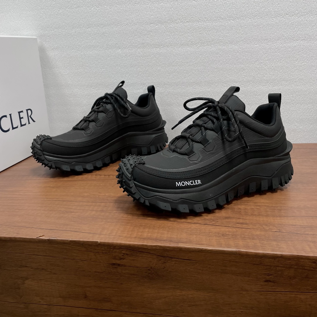 NO:778921,Coding Moncler/Mongolian Trailgrip Lite3 series men's sports shoes Trailgrip Lite 3 uses a multi-material spliced ​​upper, made of cow split leather and TPU waterproof fabric, specially designed for outdoor activities. It is equipped with an EVA midsole to increase flexibility, and the rubber composite bottom gives the shoes excellent grip and durability. The bottom is 4cm thick, providing a comfortable cushioning effect. The style is fashionable and novel, and the foot is very fashionable!  Comes with full set of original packaging dust bag!  Size 39 40 41 42 43 44 standard leather shoe size (38/45 can be customized without return or exchange) Item number MQ color matching sneakers all black, Moncler, sneakers19860909编码 Moncler/蒙口 Trailgrip Lite3系列男士运动鞋 Trailgrip Lite 3采用多材质拼接鞋面,融入牛剖层皮革和TPU防水面料制成,专为户外活动而设计.搭配EVA中底倍添灵活性,橡胶复合底面赋予鞋履出色抓地力和耐久性,底厚达4cm,提供舒适缓冲效果.款式时尚新颖,上脚非常洋气！配全套原包装防尘袋！ 尺码39 40 41 42 43 44标准皮鞋码（38/45可定做不退不换） 货号MQ拼色运动鞋 全黑,,Moncler,sneakers,Men's shoes
