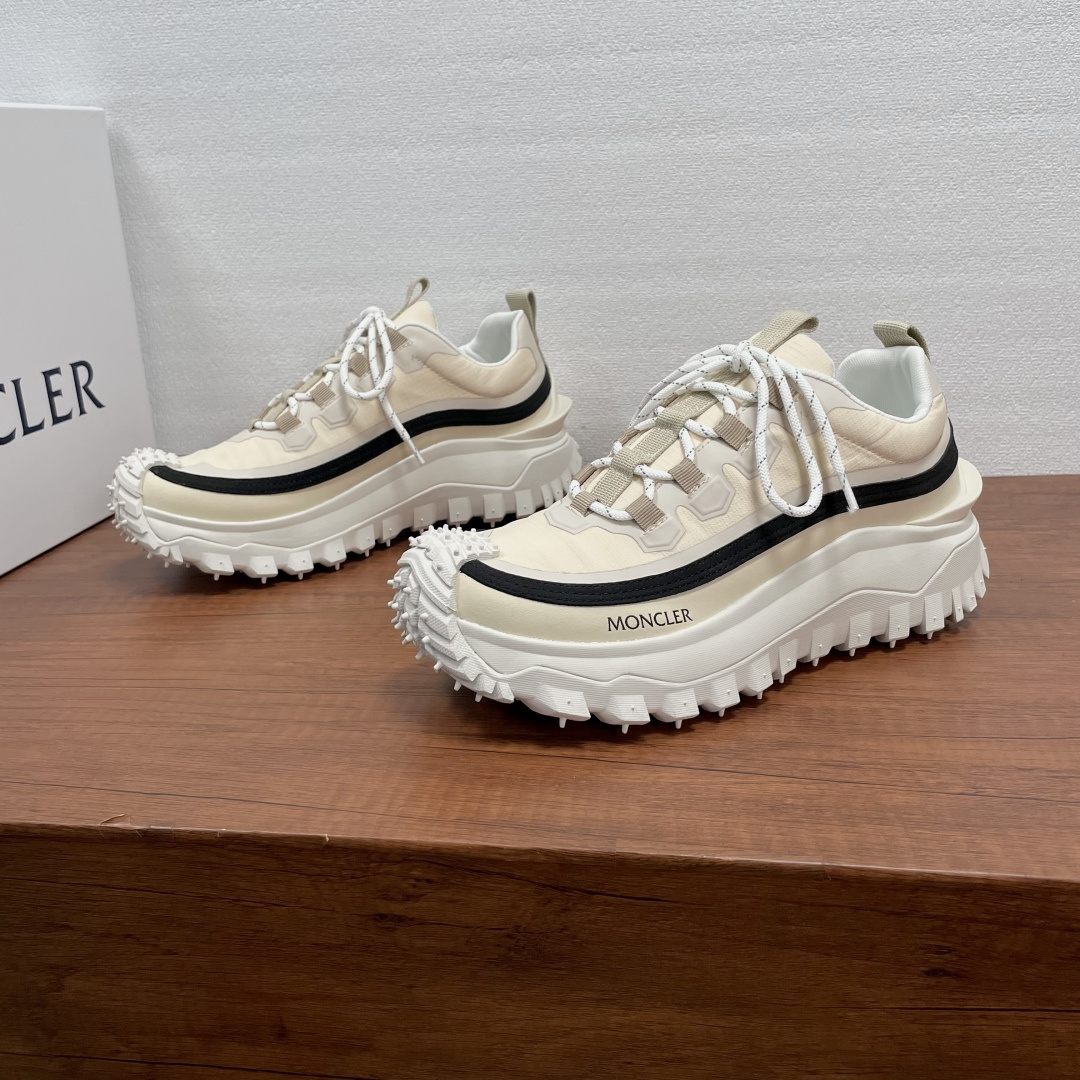 NO:778926,Coding Moncler/Mongolian Trailgrip Lite3 series men's sports shoes Trailgrip Lite 3 uses a multi-material spliced ​​upper, made of cow split leather and TPU waterproof fabric, specially designed for outdoor activities. It is equipped with an EVA midsole to increase flexibility, and the rubber composite bottom gives the shoes excellent grip and durability. The bottom is 4cm thick, providing a comfortable cushioning effect. The style is fashionable and novel, and the foot is very fashionable!  Comes with full set of original packaging dust bag!  Size 39 40 41 42 43 44 standard leather shoe size (38/45 can be customized without return or exchange) Item number MQ color matching sneakers off-white, Moncler, sneakers19860909编码 Moncler/蒙口 Trailgrip Lite3系列男士运动鞋 Trailgrip Lite 3采用多材质拼接鞋面,融入牛剖层皮革和TPU防水面料制成,专为户外活动而设计.搭配EVA中底倍添灵活性,橡胶复合底面赋予鞋履出色抓地力和耐久性,底厚达4cm,提供舒适缓冲效果.款式时尚新颖,上脚非常洋气！配全套原包装防尘袋！ 尺码39 40 41 42 43 44标准皮鞋码（38/45可定做不退不换） 货号MQ拼色运动鞋 米白,,Moncler,sneakers,Men's shoes
