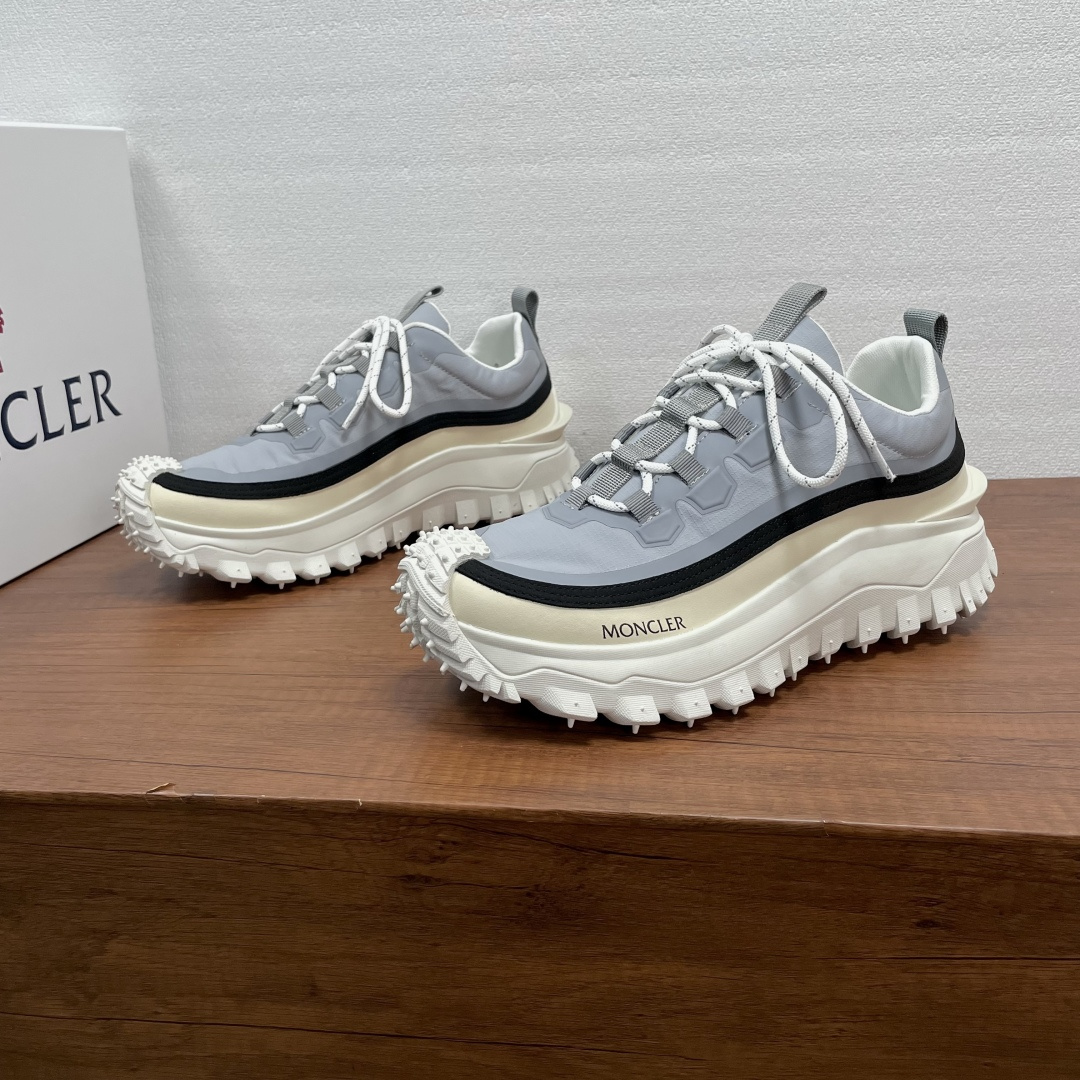 NO:778931,Coding Moncler/Mongolian Trailgrip Lite3 series men's sports shoes Trailgrip Lite 3 uses a multi-material spliced ​​upper, made of cow split leather and TPU waterproof fabric, specially designed for outdoor activities. It is equipped with an EVA midsole to increase flexibility, and the rubber composite bottom gives the shoes excellent grip and durability. The bottom is 4cm thick, providing a comfortable cushioning effect. The style is fashionable and novel, and the foot is very fashionable!  Comes with full set of original packaging dust bag!  Size 39 40 41 42 43 44 standard leather shoe size (38/45 can be customized without return or exchange) Item number MQ color matching sneakers gray, Moncler, sneakers19860909编码 Moncler/蒙口 Trailgrip Lite3系列男士运动鞋 Trailgrip Lite 3采用多材质拼接鞋面,融入牛剖层皮革和TPU防水面料制成,专为户外活动而设计.搭配EVA中底倍添灵活性,橡胶复合底面赋予鞋履出色抓地力和耐久性,底厚达4cm,提供舒适缓冲效果.款式时尚新颖,上脚非常洋气！配全套原包装防尘袋！ 尺码39 40 41 42 43 44标准皮鞋码（38/45可定做不退不换） 货号MQ拼色运动鞋 灰色,,Moncler,sneakers,Men's shoes