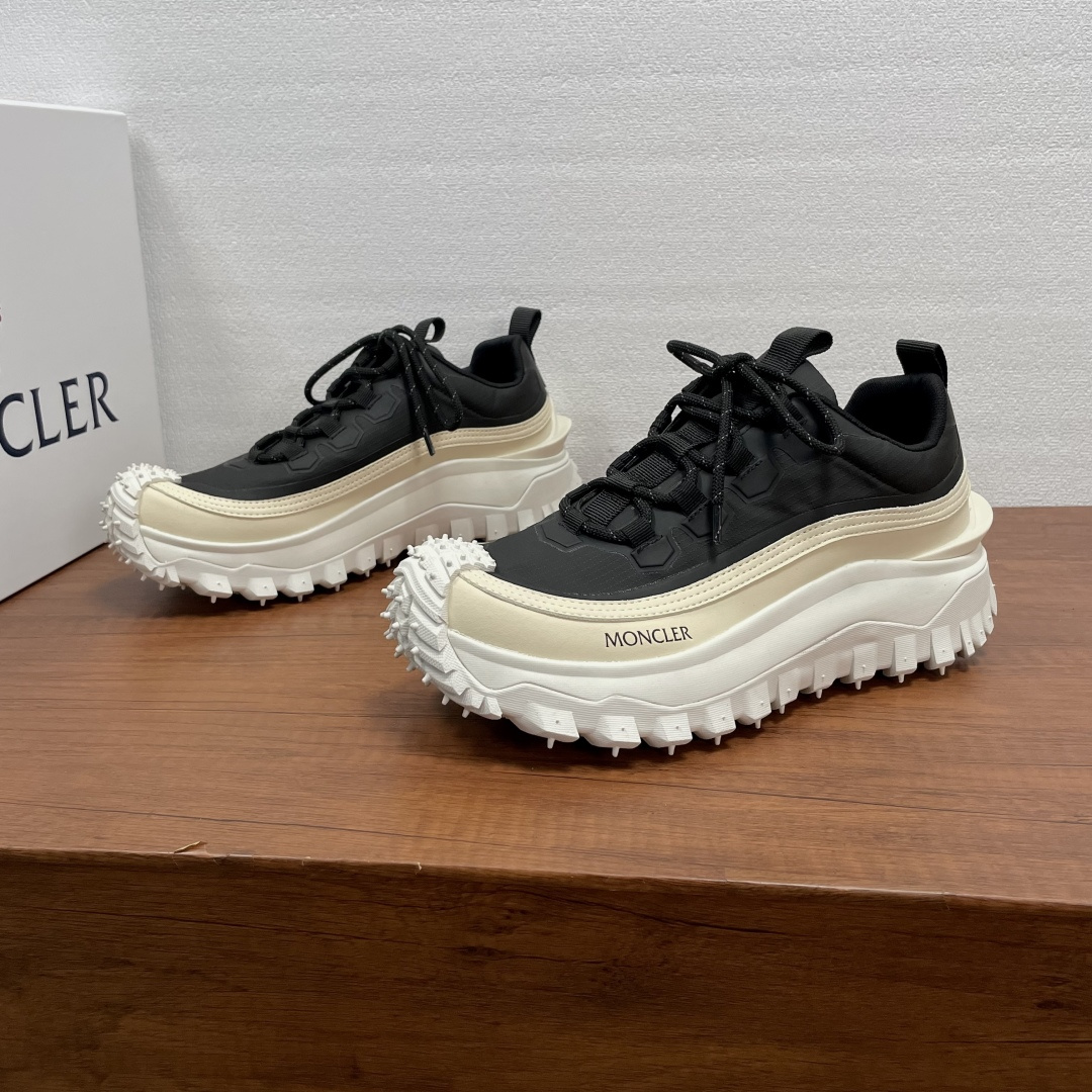 NO:778936,Coding Moncler/Mongolian Trailgrip Lite3 series men's sports shoes Trailgrip Lite 3 uses a multi-material spliced ​​upper, made of cow split leather and TPU waterproof fabric, specially designed for outdoor activities. It is equipped with an EVA midsole to increase flexibility, and the rubber composite bottom gives the shoes excellent grip and durability. The bottom is 4cm thick, providing a comfortable cushioning effect. The style is fashionable and novel, and the foot is very fashionable!  Comes with full set of original packaging dust bag!  Size 39 40 41 42 43 44 standard leather shoe size (38/45 can be customized without return or exchange) Item number MQ color matching sneakers black and white, Moncler, sneakers19860909编码 Moncler/蒙口 Trailgrip Lite3系列男士运动鞋 Trailgrip Lite 3采用多材质拼接鞋面,融入牛剖层皮革和TPU防水面料制成,专为户外活动而设计.搭配EVA中底倍添灵活性,橡胶复合底面赋予鞋履出色抓地力和耐久性,底厚达4cm,提供舒适缓冲效果.款式时尚新颖,上脚非常洋气！配全套原包装防尘袋！ 尺码39 40 41 42 43 44标准皮鞋码（38/45可定做不退不换） 货号MQ拼色运动鞋 黑白,,Moncler,sneakers,Men's shoes