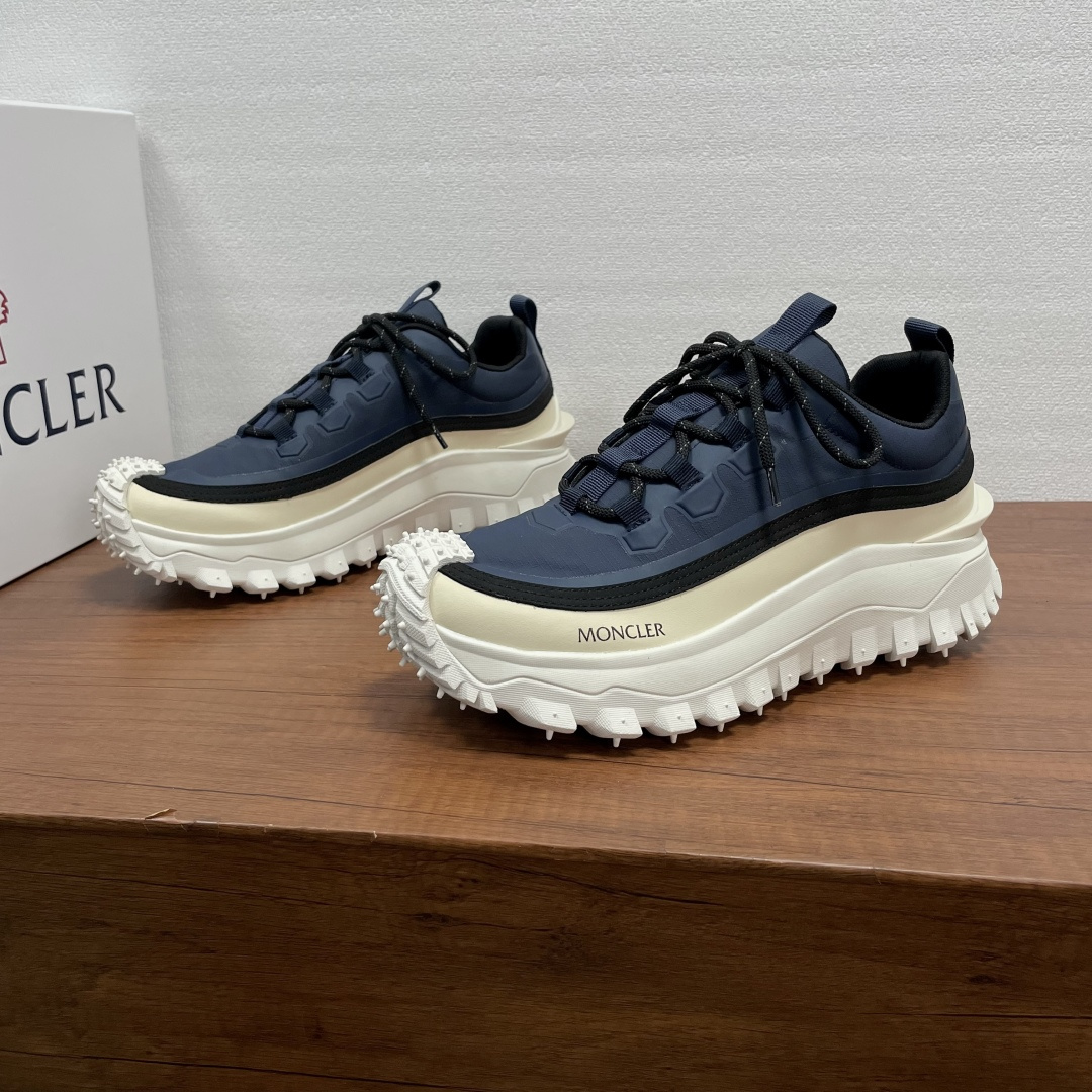 NO:778939,Coding Moncler/Mongolian Trailgrip Lite3 series men's sports shoes Trailgrip Lite 3 uses a multi-material spliced ​​upper, made of cow split leather and TPU waterproof fabric, specially designed for outdoor activities. It is equipped with an EVA midsole to increase flexibility, and the rubber composite bottom gives the shoes excellent grip and durability. The bottom is 4cm thick, providing a comfortable cushioning effect. The style is fashionable and novel, and the foot is very fashionable!  Comes with full set of original packaging dust bag!  Size 39 40 41 42 43 44 standard leather shoe size (38/45 can be customized without return or exchange) Item number MQ color matching sneakers blue, Moncler, sneakers19860909编码 Moncler/蒙口 Trailgrip Lite3系列男士运动鞋 Trailgrip Lite 3采用多材质拼接鞋面,融入牛剖层皮革和TPU防水面料制成,专为户外活动而设计.搭配EVA中底倍添灵活性,橡胶复合底面赋予鞋履出色抓地力和耐久性,底厚达4cm,提供舒适缓冲效果.款式时尚新颖,上脚非常洋气！配全套原包装防尘袋！ 尺码39 40 41 42 43 44标准皮鞋码（38/45可定做不退不换） 货号MQ拼色运动鞋 蓝色,,Moncler,sneakers,Men's shoes