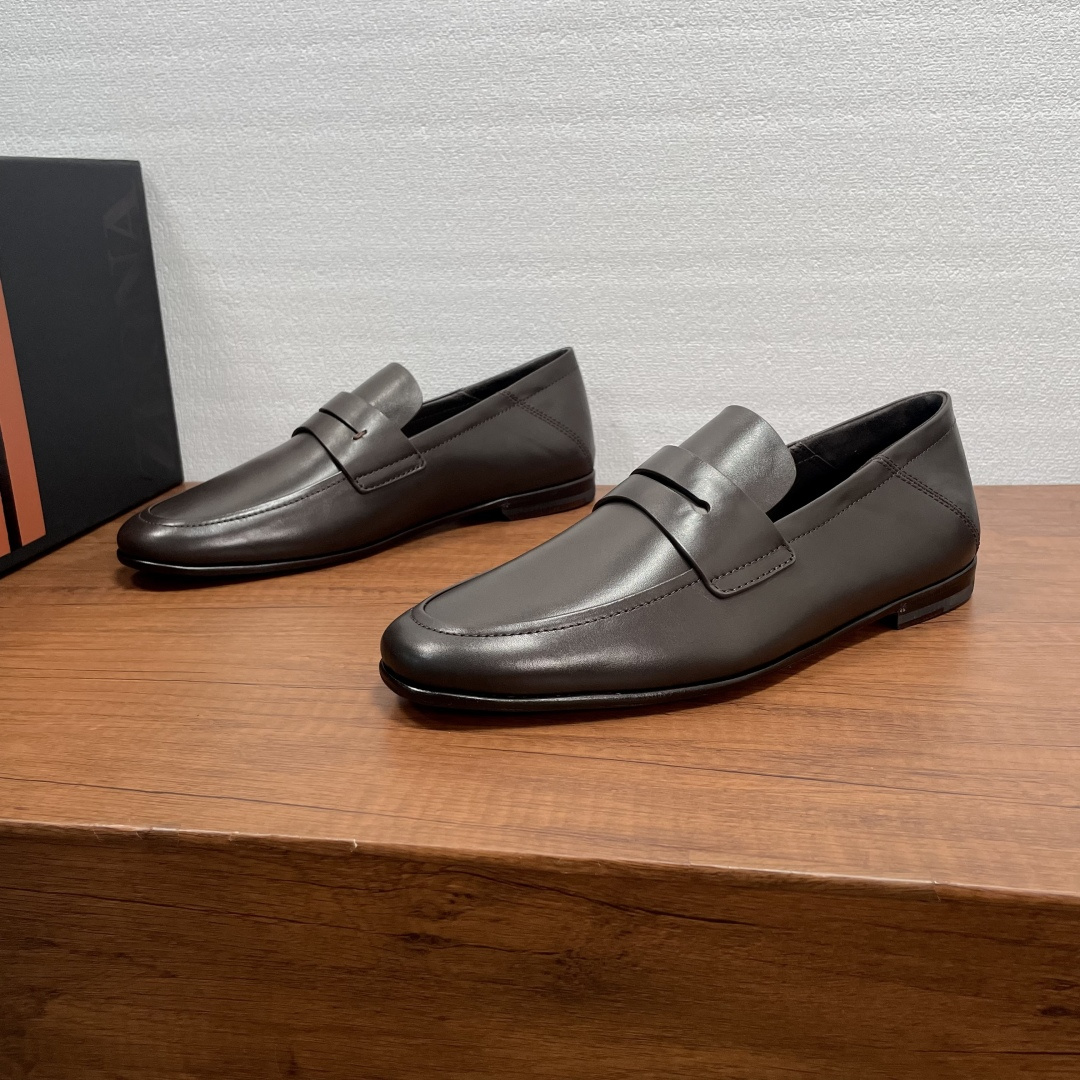 NO:778791,Ermenegildo Zegna/Emenegildo Zegna fetal calf toe and heel two-way loafers. Great supply of raw materials made in Guangzhou! Made of very soft natural calfskin fabric, the classic silhouette of this two-wear loafer is outlined in elegant colors. The shoes are made of fine materials and pay great attention to the design of flexibility. Each pair of shoes is carefully hand-touched by experienced craftsmen, full of Italian taste. Fit and product details: Natural grain calfskin upper, calfskin lining, super memory foam calfskin insole, seamed two-wear design at the heel, hand-stitched by experienced craftsmen. Cowhide outsole with injection molded rubber in the forefoot, non-slip sole, semi-Goodyear handmade blind stitching process, hand-painted stitching edges, details and soles are polished and colored by hand. Full of Italian craftsmanship traditions, these two-wear loafers bring shoes born on the streets of Italy to the fashion stage. The flexible and delicate touch of the leather surface makes each pair of shoes a flexible and comfortable experience when worn. The design aims to highlight the brand's relaxed and elegant style, giving elegance and sophistication a modern definition. Comes with counter packaging, comes with a shoe storage bag and a metal shoehorn! Size 39-40-41-42-43-44-45 standard leather shoe size,,zegna,loafers,cowhide19860909Ermenegildo Zegna/杰尼亚 胎小牛套脚和踩跟两穿乐福鞋 莞产原材料猛货！采用十分柔软的天然胎小牛皮面料,以优雅的配色勾勒出这款两穿乐福鞋的经典轮廓.鞋子采用精细材料制作,并十分注重灵活性的设计.每双鞋都由经验丰富的工匠手工精心润饰,满满都是意大利的味道. 版型和产品细节: 天然粒面胎小牛皮鞋面,小牛皮内裡,超记忆海绵小牛皮鞋垫,后跟部位拼接合缝两穿设计,由经验丰富工匠手工缝合.牛皮大底前掌部位注塑橡胶,防滑鞋底,半固特异手工暗线缝制工艺,手绘缝线边缘、细节和鞋底手工抛光上色处理. 这款两穿乐福鞋满载意大利手工匠艺传统,将诞生于意大利街头的鞋款推上时尚舞台.皮面柔韧且精致的触感,使每双鞋在穿上时都能带来灵活与舒适的体验.旨在彰显品牌轻松优雅风格的设计,赋予优雅与精致现代定义.配专柜包装,随附鞋履收纳袋,金属鞋拔！ 码数39-40-41-42-43-44-45 标准皮鞋码,,zegna,loafers,cowhide,Men's shoes