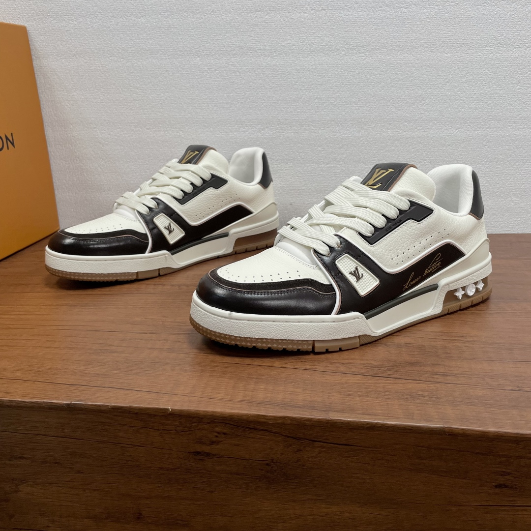 NO:778947,Coding Louis Vuitton Men's new LV TRAINER series sneakers. This LLV Trainer sneaker is crafted with grained and distressed cow leather, blending contemporary language into retro materials. The design is inspired by the classic basketball shoe silhouette, with multiple brand logos on the complex upper, and the technical rubber outsole is decorated with Monogram flowers. Rich details such as the Louis Vuitton handwritten logo and the #54 logo establish recognition, representing the year of Louis Vuitton's founding, 1854. The tongue is decorated with LV  Letters, the Vuitton logo on the side, Monogram flowers on the outsole, and the continued comfort brought by the innovative gel outsole. Needless to say, the comfort of Lujia's shoes comes with a full set of packaging!  Size 39-40-41-42-43-44 (38/45/46 can be customized and non-returnable) Standard leather shoe size Item number MS 0119 Color matching and leather White coffee, louis vuitton, louis vuitton, louis vuitton, louis vuitton, sneakers, cowhide19860909编码 路易威登 男士新款LV TRAINER系列运动鞋 本款LVTrainer运动鞋以粒面与做旧牛皮革匠心构筑,于复古材质之中融汇当代语言.设计灵感源自经典篮球鞋廓形,繁复鞋面汇聚多重品牌标识,科技橡胶外底添缀Monogram花卉.路易威登手写体标识与 #54 标识等丰富细节树立辨识度,代表路易威登创立年份 1854 年.鞋舌饰有 LV 字母,侧面饰有 Vuitton 标识,外底饰有 Monogram 花卉,并延续创新凝胶外底带来的舒适体验.驴家的鞋子舒适度是不必多说.配全套包装 ！ 码数39-40-41-42-43-44（38/45/46可定做不退换） 标准皮鞋码 货号MS 0119拼色拼皮 白咖,,louis vuitton,louis vuitton,louis vuitton,louis vuitton,sneakers,cowhide,Men's shoes