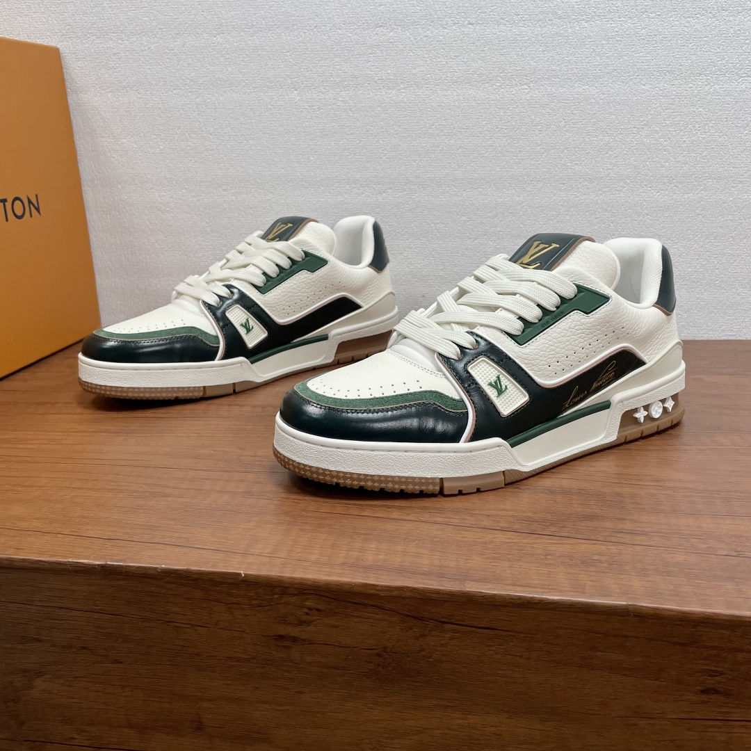 NO:778955,Coding Louis Vuitton Men's new LV TRAINER series sneakers. This LLV Trainer sneaker is crafted with grained and distressed cow leather, blending contemporary language into retro materials. The design is inspired by the classic basketball shoe silhouette, with multiple brand logos on the complex upper, and the technical rubber outsole is decorated with Monogram flowers. Rich details such as the Louis Vuitton handwritten logo and the #54 logo establish recognition, representing the year of Louis Vuitton's founding, 1854. The tongue is decorated with LV  Letters, the Vuitton logo on the side, Monogram flowers on the outsole, and the continued comfort brought by the innovative gel outsole. Needless to say, the comfort of Lujia's shoes comes with a full set of packaging!  Code number 39-40-41-42-43-44 (38/45/46 can be customized and non-returnable) Standard leather shoe code Item number MS 0119 Color matching leather White and green, louis vuitton, louis vuitton, louis vuitton, louis vuitton, sneakers, cowhide19860909编码 路易威登 男士新款LV TRAINER系列运动鞋 本款LVTrainer运动鞋以粒面与做旧牛皮革匠心构筑,于复古材质之中融汇当代语言.设计灵感源自经典篮球鞋廓形,繁复鞋面汇聚多重品牌标识,科技橡胶外底添缀Monogram花卉.路易威登手写体标识与 #54 标识等丰富细节树立辨识度,代表路易威登创立年份 1854 年.鞋舌饰有 LV 字母,侧面饰有 Vuitton 标识,外底饰有 Monogram 花卉,并延续创新凝胶外底带来的舒适体验.驴家的鞋子舒适度是不必多说.配全套包装 ！ 码数39-40-41-42-43-44（38/45/46可定做不退换） 标准皮鞋码 货号MS 0119拼色拼皮 白绿,,louis vuitton,louis vuitton,louis vuitton,louis vuitton,sneakers,cowhide,Men's shoes