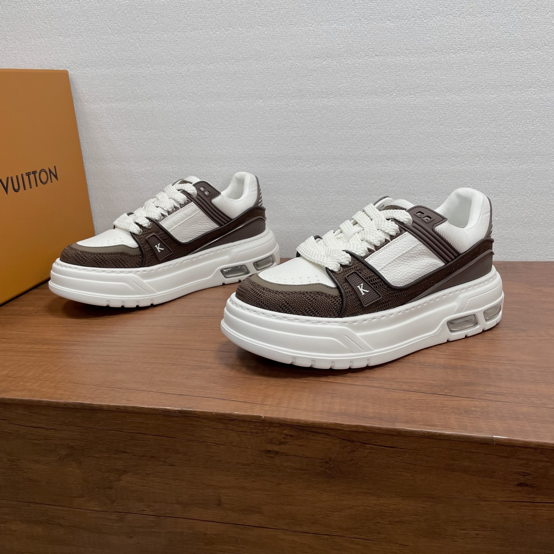 NO:888059,Code New LV thick-soled sneakers are shipped. These sneakers are made of grained cow leather and knitted fabrics. The toe is decorated with punched details and rounded edges. The rubber upper is perfect and exquisite. It is matched with a transparent air-cushion rubber thick sole at the heel and a cowhide lining for the feet. It is tall and comfortable, simple and layered. It is super versatile for daily wear, fashionable and practical. Comes with a full set of original box packaging!  Size 39-40-41-42-43-44 Leather shoe size (38/45 can be customized and non-returnable) Item number 3210291 Grain white coffee, Louis Vuitton, sneakers, cowhide19860909编码 新款LV 厚底运动鞋出货 这款运动鞋选用粒面牛皮革和针织织物面料制成,鞋头饰有冲孔细节,圆润饰边处理,橡胶完善工致鞋面,搭配后跟透明气垫橡胶厚底,牛皮内里垫脚,增高又舒适,简约又有层次感,日常穿搭超百搭 ,潮流实用兼备.配原盒全套包装！ 码数39-40-41-42-43-44 皮鞋码（38/45可定做不退换） 货号3210291粒面 白咖,,louis vuitton,sneakers,cowhide,Men's shoes