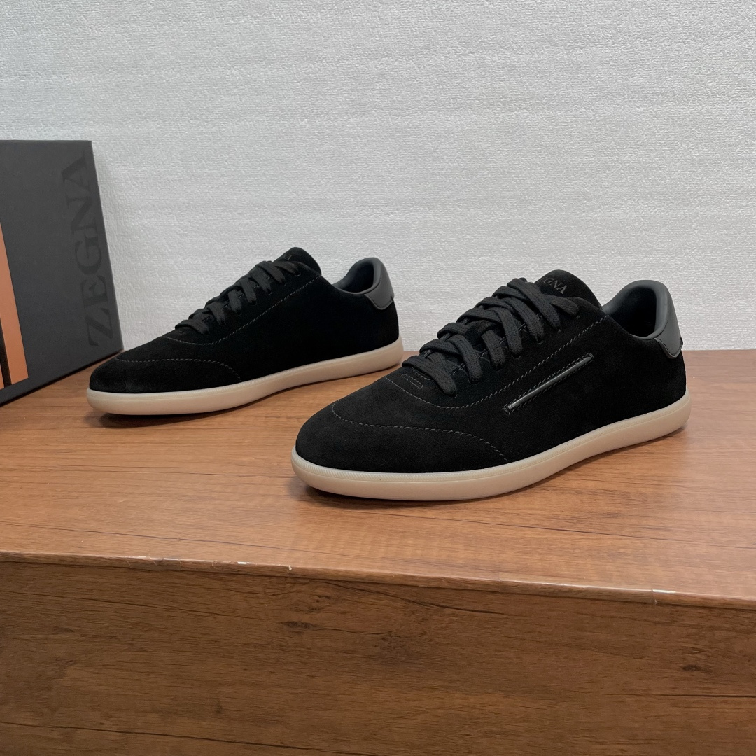 NO:829131,Zegna men's new 232 height-increasing sports shoes are assembled from raw materials produced in Guangdong!  This sneaker is named after Ermenegildo Zegna Oasis  Zegna) named Route 232, highlighting the brand's flexible spirit of keeping pace with the times. The sole is light and flexible, with excellent grip, and the newly interpreted sole pattern pays tribute to the early style of Route 232. The iconic tonal stitching complements the brand logo on the side.  Unique symbolic aesthetics interpret the Zegna brand heritage. Made of deer leather, the deconstructed upper has both a modern and retro feel. The natural rubber sole has excellent grip. It is equipped with a custom-designed 1.5cm thick inner heightening insole and a full cowhide lining. The upper foot is comfortable and casual, lightweight and versatile!  Comes with full set of original packaging dust bag!  Size 39-40-41-42-43-44 standard leather shoe size (45 can be customized and non-returnable),,zegna,sneakers,cowhide19860909Zegna/杰尼亚 男士新款232内增高运动鞋 莞产原材料组装猛货！这款运动鞋以杰尼亚绿洲(Oasi Zegna)232号公路命名,彰显品牌与时俱进的灵活精神.鞋底轻盈灵活,抓地力出色,焕新演绎的鞋底花纹巧妙致敬232号公路的早期风貌.标志性同色调缝线与侧面的品牌标识相得益彰,以独树一帜的象征美学诠释杰尼亚品牌传承.采用鹿皮革制成,解构鞋面兼具现代与复古气息,天然橡胶鞋底抓地力出众,配以定制设计的1.5cm厚内增高鞋垫,全牛皮内里,上脚舒适休闲,轻便百搭！配全套原包装防尘袋！ 码数39-40-41-42-43-44标准皮鞋码（45可定做不退换）,,zegna,sneakers,cowhide,Men's shoes