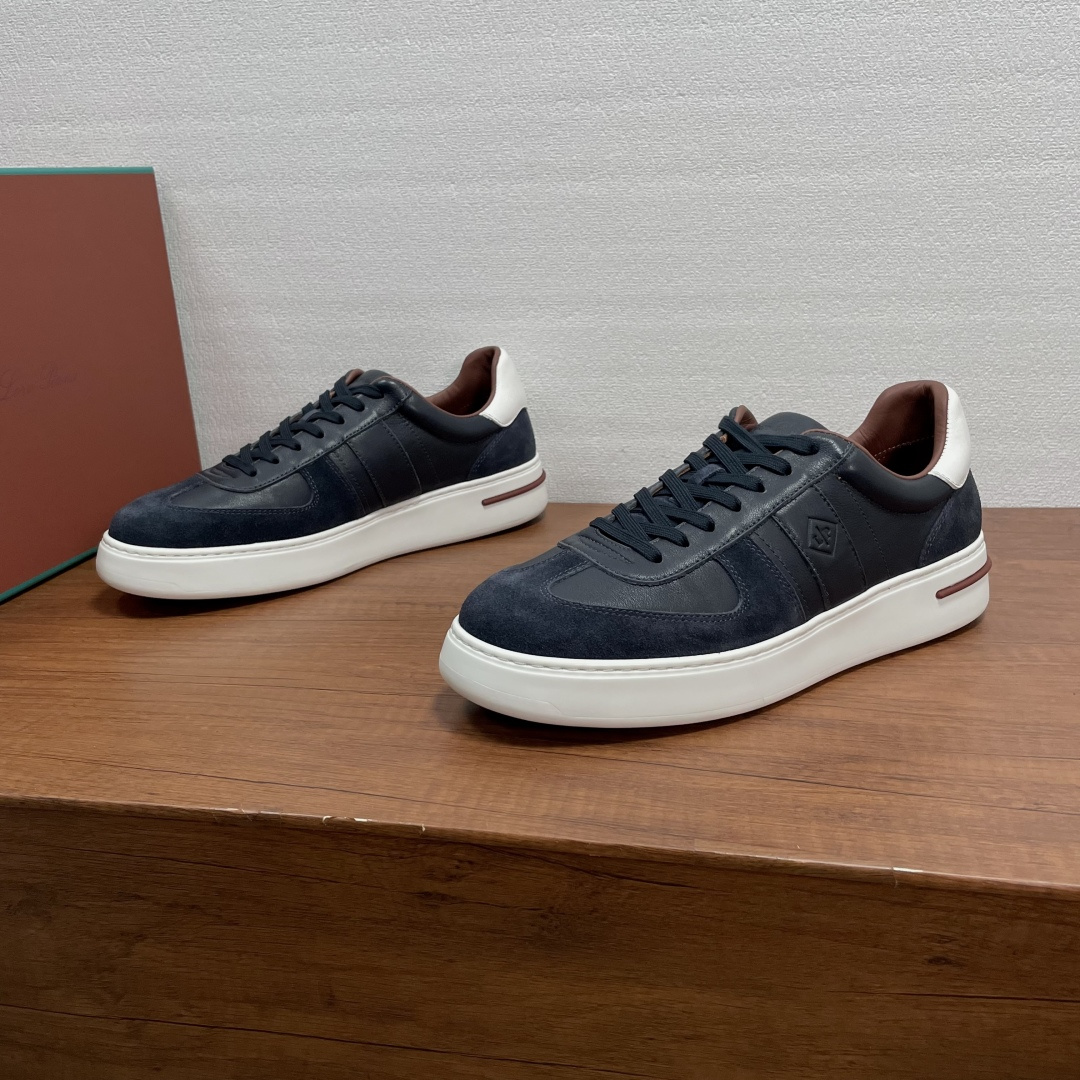 NO:829109,LoroPiana men's new leather sneakers. The upper of this sneaker is made of calfskin and cow split leather. It has exquisite turning lines and exquisite craftsmanship. The heel is decorated with white cow leather. The tongue is decorated with an embossed logo and the 'LP' letter logo is embossed on the outside. The iconic Kummel color rubber outsole is made of lightweight material and echoes the cow leather lining and foot pads. It is comfortable, breathable and stylish!  Comes with full set of original packaging at the counter!  Size 39-40-41-42-43-44 Standard leather shoe size (45/46 can be customized but returns and exchanges are not supported),,loro piana,loro piana,sneakers,cowhide19860909LoroPiana诺悠翩雅 男士新款皮革运动鞋 这款运动鞋鞋面采用小牛皮和牛剖层皮革拼接打造,精致的车工走线,精湛工艺匠心之作,后跟白色牛皮革点缀,鞋舌饰以压纹logo徽标,外侧压印“LP”字母标识,标志性Kummel色橡胶鞋外底采用轻盈的材料制成,与牛皮革内里及脚垫相呼应,上脚舒适透气有型！配专柜全套原包装！ 码数39-40-41-42-43-44 标准皮鞋码（45/46可定做但不支持退换货）,,loro piana,loro piana,sneakers,cowhide,Men's shoes