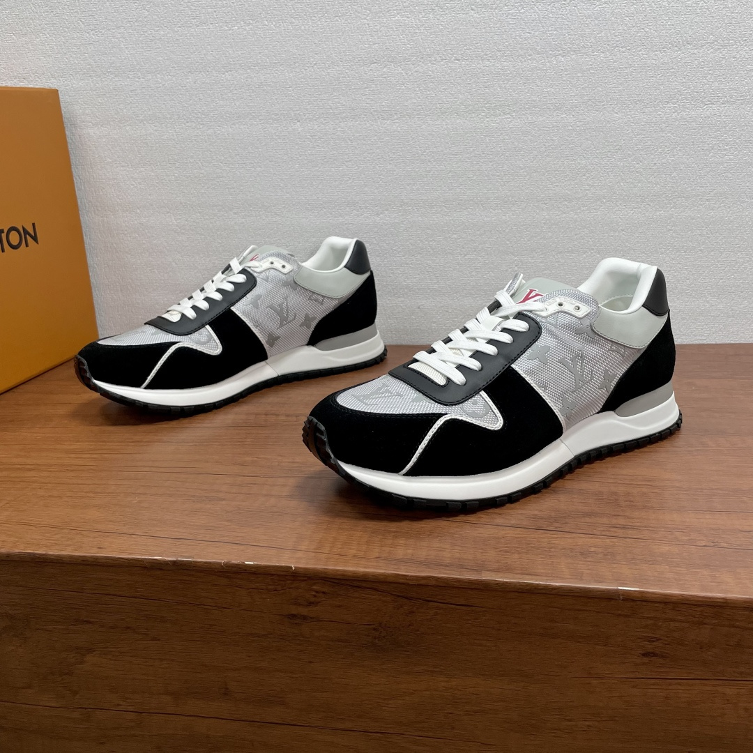 NO:829120,Code YS003848 LV Rive Gauche men's sports shoes  This sneaker is made of multi-material splicing, with Monogram printed mesh, suede cow leather and calf leather in contrasting colors. It is very recognizable. The tongue is decorated with LV letters, and the silk screen logo details on the heel. It is equipped with a two-color rubber thick sole, which is comfortable to wear and not tiring after walking for a long time. The sole is non-slip, breathable fabric lining, gold label cowhide foot pads, easy to control for commuting and leisure, versatile color matching, fashionable and practical, a must-have trendy item!  Comes complete with original box packaging!  Code number 39-40-41-42-43-44 Leather shoe code (38/45/46 can be customized and non-returnable) Item number MS0233 Printing black and gray, Louis Vuitton, sneakers, cowhide19860909编码YS003848 LV Rive Gauche 男士运动鞋 这款运动鞋采用多材质拼接,Monogram印花网面、绒面牛皮革和小牛皮撞色拼接而成,超有辨识度.鞋舌饰以LV字母标识,后跟丝印logo徽标细节,搭配双色橡胶厚底,穿着舒适,长时间走路也不累.鞋底防滑,透气织物内里,金标牛皮垫脚,通勤,休闲都能轻松驾驭,配色百搭,时尚又实用,必入的潮流单品！配原盒全套包装！ 码数39-40-41-42-43-44 皮鞋码（38/45/46可定做不退换） 货号MS0233印花 黑灰,,louis vuitton,sneakers,cowhide,Men's shoes