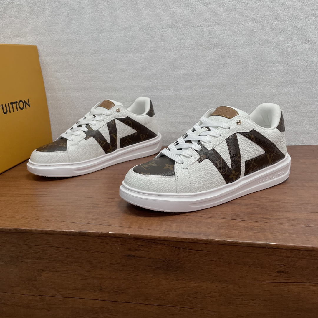 NO:829097,LV's new TIME OUT men's casual sneakers. These sneakers are made of grained cow leather and Monogram printed canvas, with eye-catching deconstructed 'LV' letters on the side. The tongue is decorated with the brand's logo leather logo, and the heel is decorated with the LV letter logo. It is embellished with inscribed rivet metal ornaments. It renews Louis Vuitton's classic design. It is equipped with a flexible rubber outsole with the Louis Vuitton logo and fabric lining. It can be worn in all seasons. It is very nice on the feet!  Comes with full original packaging!  Size 39-40-41-42-43-44 leather shoe size (38/45 can be customized and non-returnable),,louis vuitton,louis vuitton,sneakers,cowhide19860909LV 全新TIME OUT 男款休闲运动鞋 这款运动鞋采用粒面牛皮革和Monogram 印花帆布拼接,侧面醒目“LV”字母解构装饰,鞋舌饰有品牌logo皮革标识,后跟饰有LV字母徽标,铭纹铆钉金属饰件点缀,焕新路易威登的经典设计,搭配路易威登标识柔韧橡胶大底,织物内里垫脚,四季可穿.上脚非常nice！配全套原包装！ 码数39-40-41-42-43-44 皮鞋码（38/45可定做不退换）,,louis vuitton,louis vuitton,sneakers,cowhide,Men's shoes
