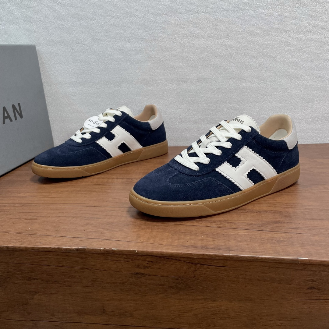NO:829073,Hogan Men's Cool Series Casual Sports Shoes Made in Guangzhou, the raw materials are the best!  This Hogan  Cool sneakers perfectly combine retro elements with contemporary lines, and the overall design is low-key and refined. The upper is made of a variety of leathers, with multiple splicings of smooth calfskin, grained cowhide and suede cowhide. It is equipped with a thickened tongue and is decorated with a leather serrated edge 'H' logo on the side. It reproduces the classic style of the H327 series. The amber TPU rubber outsole echoes the slanted letters on the sole. The memory foam foot cushioning is comfortable and gently wraps the feet. The style is sporty and versatile. Comes with original box packaging dust bag!  Size 39-40-41-42-43-44 Standard leather shoe size, hogan, sneakers, cowhide19860909Hogan/霍根 男士Cool系列休闲运动鞋 莞产原材料猛货！这款Hogan Cool运动鞋完美融合复古元素与当代线条,整体设计低调而精致.鞋面采用多种皮革制成,光滑小牛皮、粒面牛皮和绒面牛皮革多重拼接,配有加厚鞋舌,侧面饰有皮革锯齿边“H”标志.再现H327系列经典风格,琥珀色TPU橡胶外底与鞋底的倾斜字母呼应.记忆泡沫垫脚缓震舒适,轻柔包裹双脚,款式运动风十足,百搭时尚.配原盒包装防尘袋！ 码数39-40-41-42-43-44 标准皮鞋码,,hogan,sneakers,cowhide,Men's shoes