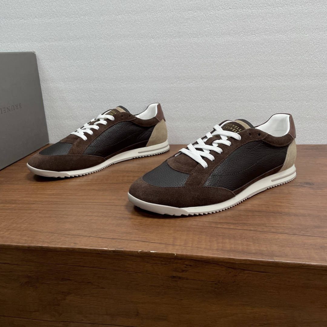 NO:829063,Brunello Cucinelli BC men's new leather splicing casual sports shoes. This BC men's shoe is made of soft calf leather and suede cow leather. The delicate texture contrast shows the clever collision of natural texture and the smooth surface of suede. The tongue is decorated with the brand logo letters and the brand badge details are screen-printed on the heel. It is equipped with a lightweight EVA double-layer outsole, which is non-slip, wear-resistant and comfortable. It is equipped with a full cowhide lining for the feet, which is comfortable, breathable and not stuffy!  Comes with original box and dust bag!  Size 39-40-41-42-43-44 standard leather shoe size (38/45 customized, non-returnable), brunello cucinelli, sneakers, cowhide19860909Brunello Cucinelli BC 男士新款皮革拼接休闲运动鞋 此款BC男鞋采用柔软小牛皮面拼接绒面牛皮革打造,在细腻质感对比中呈现天然纹理与绒面革顺滑表面的巧妙碰撞.鞋舌饰以品牌logo字母标识,后跟丝印品牌徽章细节,搭配轻盈EVA双层大底,防滑耐磨舒适,配以全牛皮内里垫脚,上脚舒服透气不闷脚！配原盒包装防尘袋！ 码数39-40-41-42-43-44 标准皮鞋码（38/45定做不退换）,,brunello cucinelli,sneakers,cowhide,Men's shoes