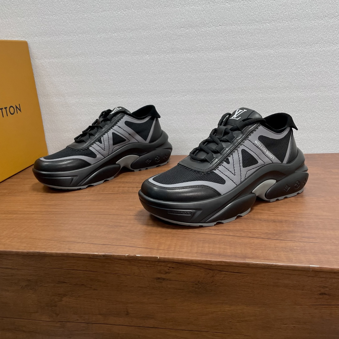 NO:829244,Louis Vuitton men's new thick-soled sneakers. These sneakers are made of nylon fabric spliced ​​calf leather upper, integrated with TPU contrasting color structure to complete the whole. The side is decorated with eye-catching 'LV' letter logo, the tongue is decorated with logo details, and the heel is equipped with a foldable suede leather shoe tab. It is equipped with an approximately 4.5cm two-color rubber shock-absorbing outsole, fabric lining and foot pads. The upper foot is stylishly increased, comfortable and breathable!  Comes with full set of original packaging dust bag!  Size 39-40-41-42-43-44 standard leather shoe size (38/45 can be customized but does not support returns),, louis vuitton, louis vuitton, sneakers, cowhide19860909路易威登 男士新款厚底运动鞋 这款运动鞋采用尼龙织物拼接小牛皮革鞋面,融入TPU撞色结构完善整体,侧面饰有醒目“LV”字母标识,鞋舌饰以徽标细节,后跟配以可翻折绒面皮革鞋袢,搭配约4.5cm双色橡胶减震大底,织物内里及垫脚,上脚时尚增高,舒适透气！配全套原包装防尘袋！ 尺码39-40-41-42-43-44 标准皮鞋尺码（38/45可定做但不支持退换）,,louis vuitton,louis vuitton,sneakers,cowhide,Men's shoes