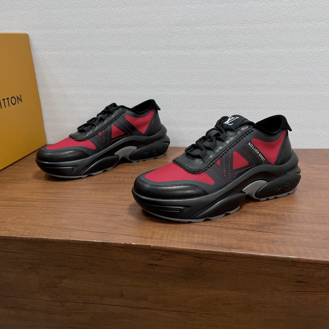 NO:829128,Louis Vuitton men's new thick-soled sneakers. These sneakers are made of nylon fabric spliced ​​calf leather upper, integrated with TPU contrasting color structure to complete the whole. The side is decorated with eye-catching 'LV' letter logo, the tongue is decorated with logo details, and the heel is equipped with a foldable suede leather shoe tab. It is equipped with an approximately 4.5cm two-color rubber shock-absorbing outsole, fabric lining and foot pads. The upper foot is stylishly increased, comfortable and breathable!  Comes with full set of original packaging dust bag!  Size 39-40-41-42-43-44 standard leather shoe size (38/45 can be customized but does not support returns),, louis vuitton, louis vuitton, sneakers, cowhide19860909路易威登 男士新款厚底运动鞋 这款运动鞋采用尼龙织物拼接小牛皮革鞋面,融入TPU撞色结构完善整体,侧面饰有醒目“LV”字母标识,鞋舌饰以徽标细节,后跟配以可翻折绒面皮革鞋袢,搭配约4.5cm双色橡胶减震大底,织物内里及垫脚,上脚时尚增高,舒适透气！配全套原包装防尘袋！ 尺码39-40-41-42-43-44 标准皮鞋尺码（38/45可定做但不支持退换）,,louis vuitton,louis vuitton,sneakers,cowhide,Men's shoes