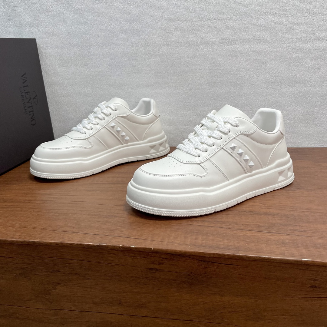 NO:829138,Valentino/Valentino men's classic low-top casual sneakers. These sneakers are made of soft calfskin fabric. The leather is soft and delicate. The tongue and heel are decorated with contrasting leather. Decorated with 4 iconic rivet details on both sides. The toe is punched. It is novel and fashionable, breathable and comfortable. It is equipped with fabric lining, labeled cowhide feet, lightweight rubber outsole, good non-slip and wear resistance, light and comfortable on the foot, fashionable and trendy, and comes with a full set of original packaging!  Code number 39-40-41-42-43-44 (38/45 can be customized and returns and exchanges are not supported),,valentino,valentino,sneakers,cowhide19860909Valentino/华伦天奴 男士经典低帮休闲运动鞋 这款运动鞋采用柔软小牛皮面料打造,皮质柔软细腻,鞋舌及后跟撞色皮革装饰,两侧饰以4颗标志性铆钉细节,鞋头冲孔处理,款式新颖时尚,透气舒适,搭配织物内里,带标牛皮垫脚,轻质橡胶大底,防滑耐磨性能好,上脚轻便舒适,时尚又潮流, 配全套原包装！ 码数39-40-41-42-43-44（38/45可定做不支持退换货）,,valentino,valentino,sneakers,cowhide,Men's shoes