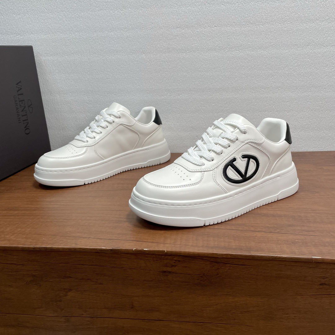 NO:829148,Valentino/Valentino men's classic low-top casual sports shoes. These sports shoes are made of soft calfskin fabric. The leather is soft and delicate. The tongue and heel are decorated with contrasting leather. The outside is decorated with iconic large rivet details. The toe is punched. It is novel and fashionable, breathable and comfortable. It has a fabric lining, labeled cowhide feet, lightweight rubber outsole, good non-slip and wear resistance, light and comfortable on the foot, fashionable and trendy, and comes with a full set of original packaging!  Code number 39-40-41-42-43-44 (38/45 can be customized and returns and exchanges are not supported),,valentino,valentino,sneakers,cowhide19860909Valentino/华伦天奴 男士经典低帮休闲运动鞋 这款运动鞋采用柔软小牛皮面料打造,皮质柔软细腻,鞋舌及后跟撞色皮革装饰,外侧饰以标志性大号铆钉细节,鞋头冲孔处理,款式新颖时尚,透气舒适,搭配织物内里,带标牛皮垫脚,轻质橡胶大底,防滑耐磨性能好,上脚轻便舒适,时尚又潮流, 配全套原包装！ 码数39-40-41-42-43-44（38/45可定做不支持退换货）,,valentino,valentino,sneakers,cowhide,Men's shoes