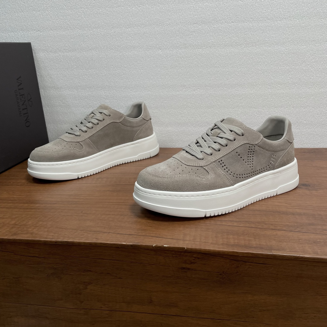 NO:829234,Valentino/Valentino men's classic low-top casual sports shoes. These sports shoes are made of soft calfskin and suede cow leather fabrics. The leather is soft and delicate. The outside is decorated with VLOGO SIGNATURE punching details and the toe punching treatment. It is novel and fashionable, breathable and comfortable. It is equipped with a fabric lining, labeled cowhide feet, lightweight rubber outsole, good anti-slip and wear resistance, light and comfortable on the foot, fashionable and trendy, and comes with a full set of original packaging!  Code number 39-40-41-42-43-44 (38/45 can be customized and returns and exchanges are not supported),,valentino,valentino,sneakers,cowhide19860909Valentino/华伦天奴 男士经典低帮休闲运动鞋 这款运动鞋采用柔软小牛皮和绒面牛皮革面料打造,皮质柔软细腻,外侧饰以VLOGO SIGNATURE冲孔细节,鞋头冲孔处理,款式新颖时尚,透气舒适,搭配织物内里,带标牛皮垫脚,轻质橡胶大底,防滑耐磨性能好,上脚轻便舒适,时尚又潮流, 配全套原包装！ 码数39-40-41-42-43-44（38/45可定做不支持退换货）,,valentino,valentino,sneakers,cowhide,Men's shoes