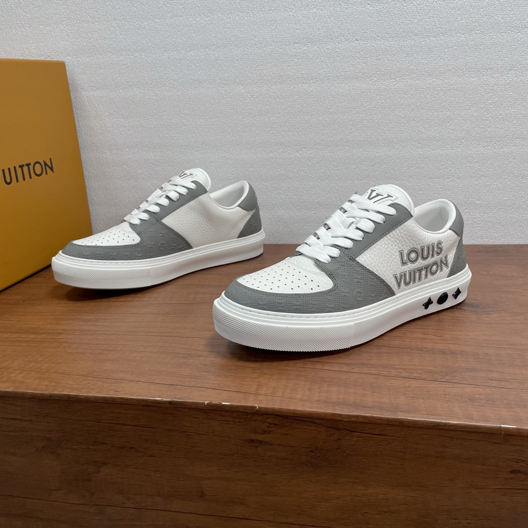 NO:829224,Louis Vuitton/Louis Vuitton men's new sports shoes. These sports shoes are made of grained cow leather and Monogram printed perforated cow leather. The elegant design pays tribute to the inspiration of running shoes. The outer side is decorated with the words 'LOUIS VUITTON' which is very eye-catching. The tongue is decorated with LV rubber letters and the Louis Vuitton signature logo is handwritten on the heel. It is matched with a Monogram printed rubber outsole. It is wear-resistant and comfortable. It is good for daily wear or light sports. The fabric lining is both fashionable and practical!  Comes with original box packaging!  Size 39-40-41-42-43-44 standard leather shoe size (38/45/46 can be customized and non-returnable),,louis vuitton,louis vuitton,louis vuitton,sneakers,cowhide19860909Louis Vuitton/路易威登 男士新款运动鞋 这款运动鞋采用粒面牛皮革拼接Monogram印花穿孔牛皮革打造,以考究设计致意跑鞋灵感,外侧面饰 'LOUIS VUITTON'字样超吸睛,鞋舌饰以LV橡胶字母标识,后跟手写路易威登签名徽标,搭配饰Monogram印花橡胶大底,耐磨又舒适,日常穿搭或轻运动都不错,织物内里垫脚,时尚与实用兼备！配原盒包装！ 码数39-40-41-42-43-44 标准皮鞋码（38/45/46可定做不退换）,,louis vuitton,louis vuitton,louis vuitton,sneakers,cowhide,Men's shoes