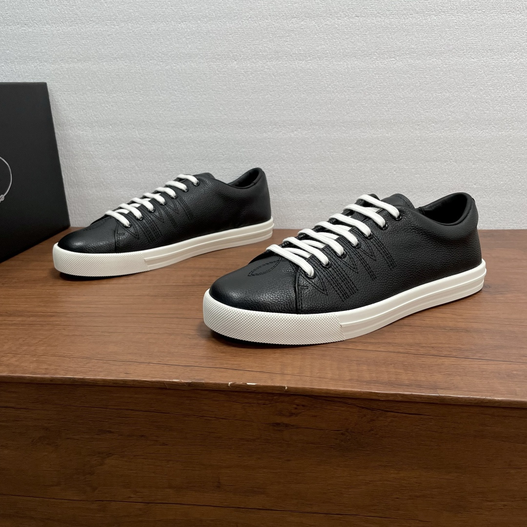 NO:831793,Code YS003140 Prada/Prada men's new casual sports shoes are shipped, top quality products produced in Guangzhou!  The upper of this sneaker is made of grained cow leather, with clear and delicate texture, soft and breathable touch. It is super comfortable for daily wear, versatile and fashionable. The top-stitched details on the upper are very Western-style, combining tradition and modernity. The tongue is embossed with a logo, and is matched with a rubber sole. The heel is embellished with the Prada personalized logo. The foot is fully lined with cowhide. It can be worn easily with jeans or casual pants. It is a practical and trendy must-have item! Comes with a full set of original packaging!  Code number 39-40-41-42-43-44 Standard leather shoe size (45 can be customized and does not support returns) Item number 2EE448 black, prada, prada, sneakers, jeans, cowhide19860909编码YS003140 Prada/普拉达 男士新款休闲运动鞋出货 莞产顶级精品！此款运动鞋鞋面采用粒面牛皮革打造,纹路清晰细腻,触感柔软透气,日常穿着超舒适,百搭又时髦,鞋面明缝线细节很有西部风格,传统与现代感兼具.鞋舌压印logo标识,搭配橡胶鞋底,后跟点缀Prada个性徽标,全牛皮内里垫脚,无论是搭牛仔裤还是休闲裤都能轻松驾驭,是实用又潮流的必备单品!配全套原包装！ 码数39-40-41-42-43-44 标准皮鞋尺码（45可定做不支持退换） 货号2EE448 黑色,,prada,prada,sneakers,jeans,cowhide,Men's shoes