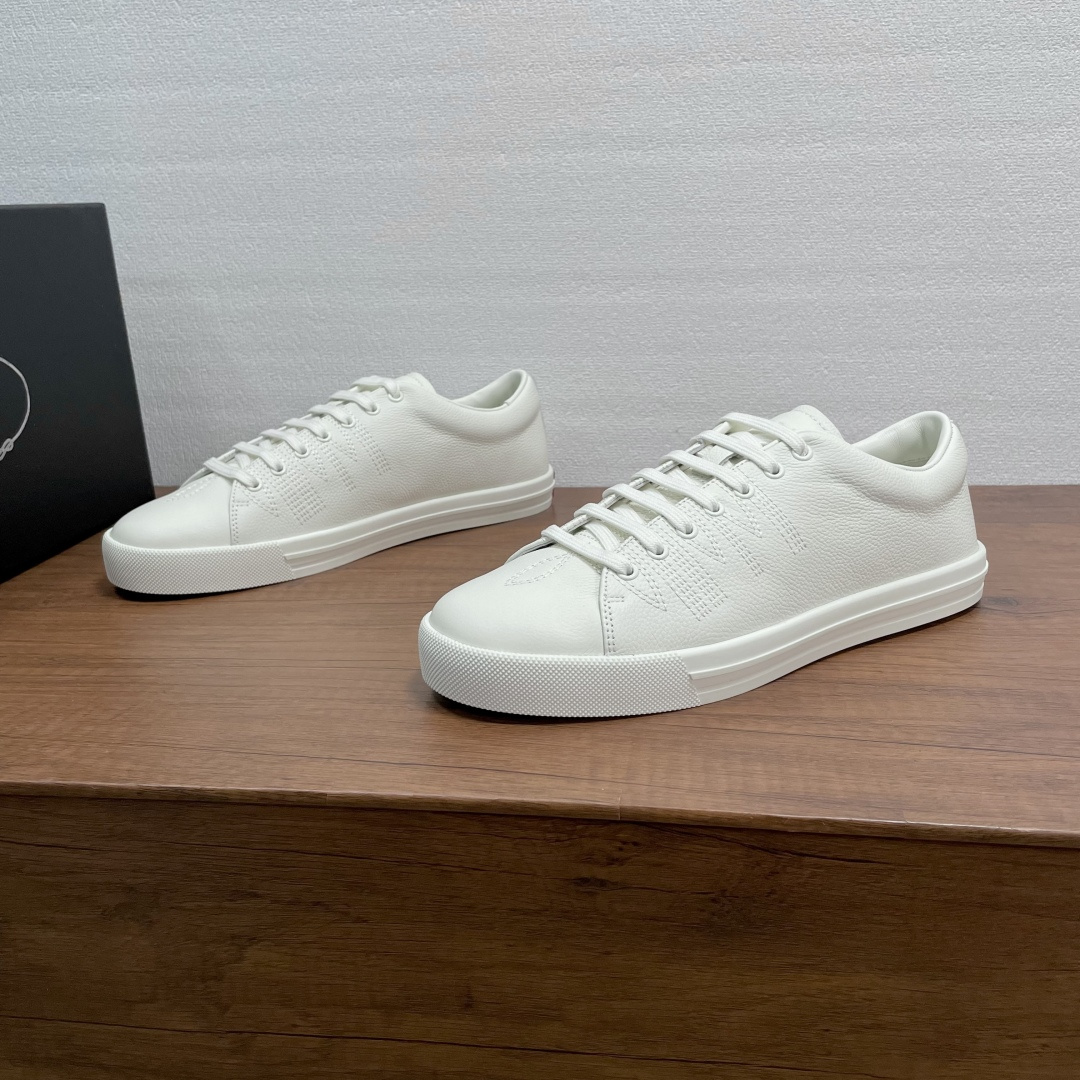 NO:831801,Code YS003140 Prada/Prada men's new casual sports shoes are shipped, top quality products produced in Guangzhou!  The upper of this sneaker is made of grained cow leather, with clear and delicate texture, soft and breathable touch. It is super comfortable for daily wear, versatile and fashionable. The top-stitched details on the upper are very Western-style, combining tradition and modernity. The tongue is embossed with a logo, and is matched with a rubber sole. The heel is embellished with the Prada personalized logo. The foot is fully lined with cowhide. It can be worn easily with jeans or casual pants. It is a practical and trendy must-have item! Comes with a full set of original packaging!  Code number 39-40-41-42-43-44 Standard leather shoe size (45 can be customized and does not support returns) Item number 2EE448 white, prada, prada, sneakers, jeans, cowhide19860909编码YS003140 Prada/普拉达 男士新款休闲运动鞋出货 莞产顶级精品！此款运动鞋鞋面采用粒面牛皮革打造,纹路清晰细腻,触感柔软透气,日常穿着超舒适,百搭又时髦,鞋面明缝线细节很有西部风格,传统与现代感兼具.鞋舌压印logo标识,搭配橡胶鞋底,后跟点缀Prada个性徽标,全牛皮内里垫脚,无论是搭牛仔裤还是休闲裤都能轻松驾驭,是实用又潮流的必备单品!配全套原包装！ 码数39-40-41-42-43-44 标准皮鞋尺码（45可定做不支持退换） 货号2EE448 白色,,prada,prada,sneakers,jeans,cowhide,Men's shoes