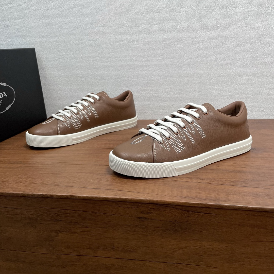 NO:831809,Code YS003140 Prada/Prada men's new casual sports shoes are shipped, top quality products produced in Guangzhou!  The upper of this sneaker is made of grained cow leather, with clear and delicate texture, soft and breathable touch. It is super comfortable for daily wear, versatile and fashionable. The top-stitched details on the upper are very Western-style, combining tradition and modernity. The tongue is embossed with a logo, and is matched with a rubber sole. The heel is embellished with the Prada personalized logo. The foot is fully lined with cowhide. It can be worn easily with jeans or casual pants. It is a practical and trendy must-have item! Comes with a full set of original packaging!  Code number 39-40-41-42-43-44 Standard leather shoe size (45 can be customized and does not support returns) Item number 2EE448 yellow brown, prada, prada, sneakers, jeans, cowhide19860909编码YS003140 Prada/普拉达 男士新款休闲运动鞋出货 莞产顶级精品！此款运动鞋鞋面采用粒面牛皮革打造,纹路清晰细腻,触感柔软透气,日常穿着超舒适,百搭又时髦,鞋面明缝线细节很有西部风格,传统与现代感兼具.鞋舌压印logo标识,搭配橡胶鞋底,后跟点缀Prada个性徽标,全牛皮内里垫脚,无论是搭牛仔裤还是休闲裤都能轻松驾驭,是实用又潮流的必备单品!配全套原包装！ 码数39-40-41-42-43-44 标准皮鞋尺码（45可定做不支持退换） 货号2EE448 黄棕,,prada,prada,sneakers,jeans,cowhide,Men's shoes